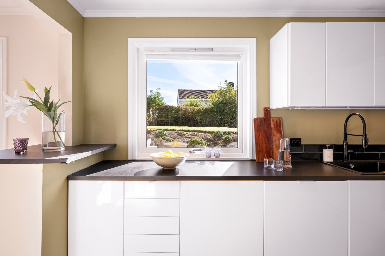 Fra kjøkkenvinduet kan du nyte utsyn mot den grønne hagen. Galleribilde