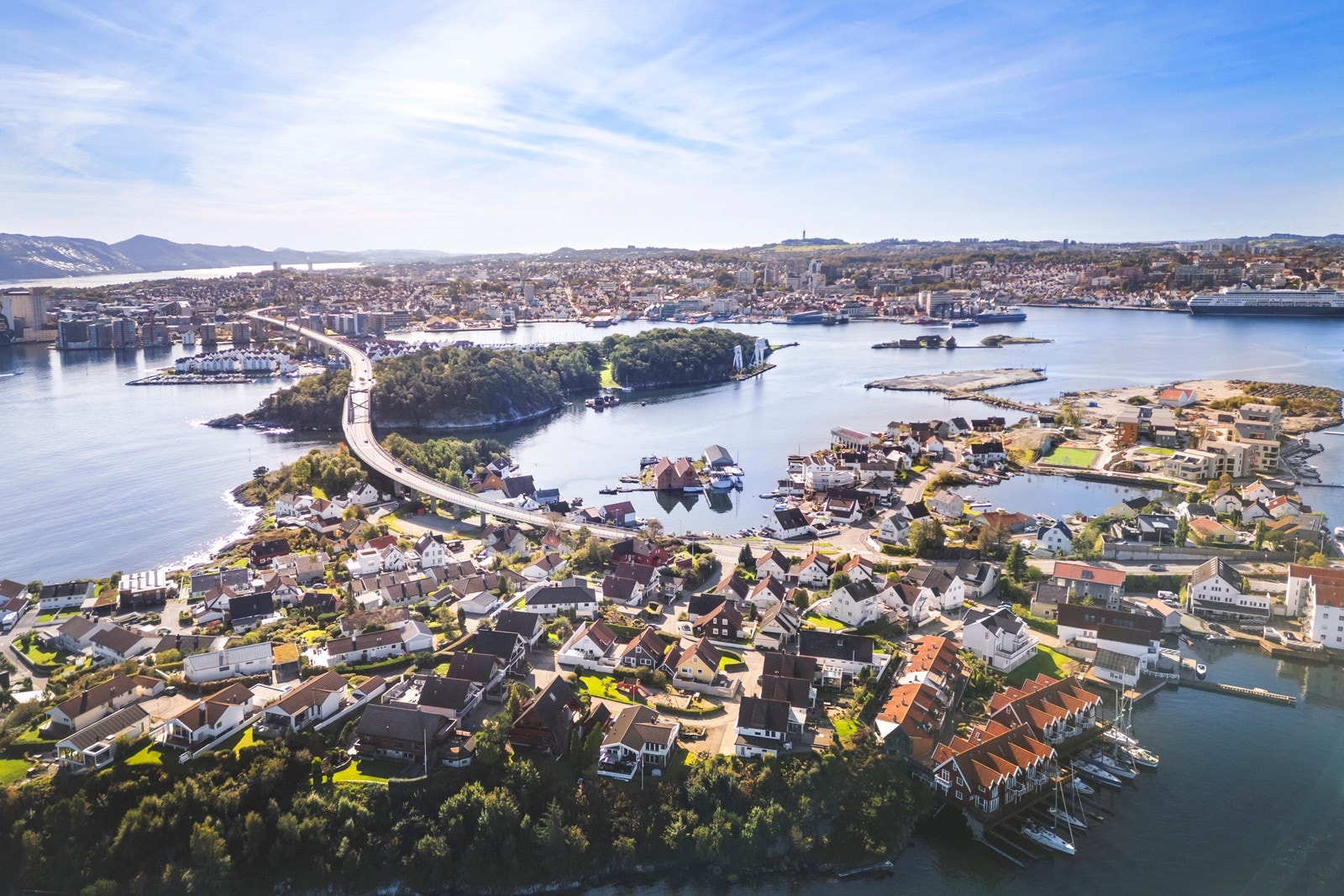 Hverdagen er enkel i Engøydalen 13 med daglige servicetilbud like i nærheten. Coop Prix Badedammen ligger kun 2 minutters kjøring unna, mens Rema 1000 Hundvåg og Hundvågkrossen senter ligger rundt 4 med bil fra eiendommen. Galleribilde