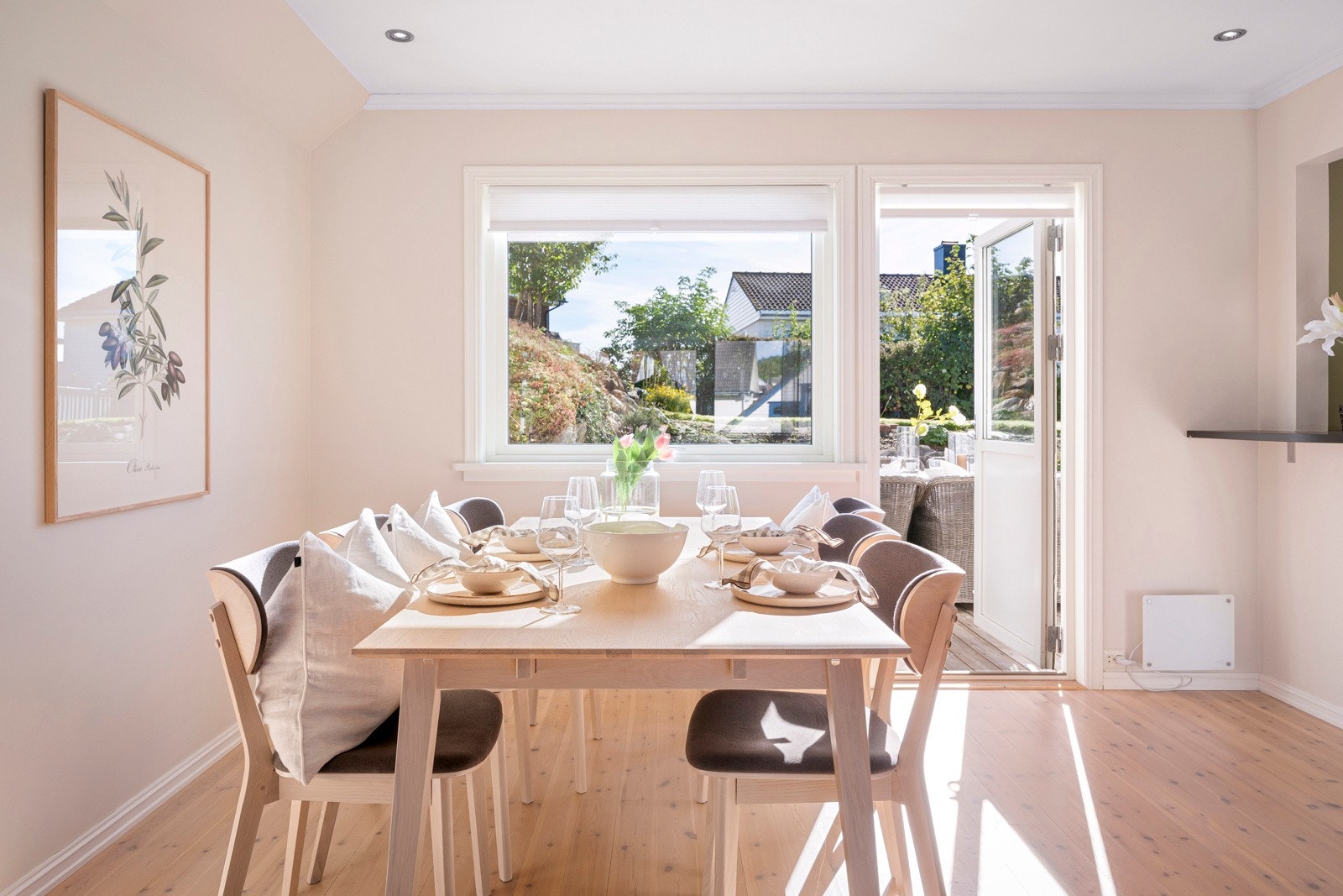 Spisestuen har direkte utgang til terrasse og hageområdet. Galleribilde