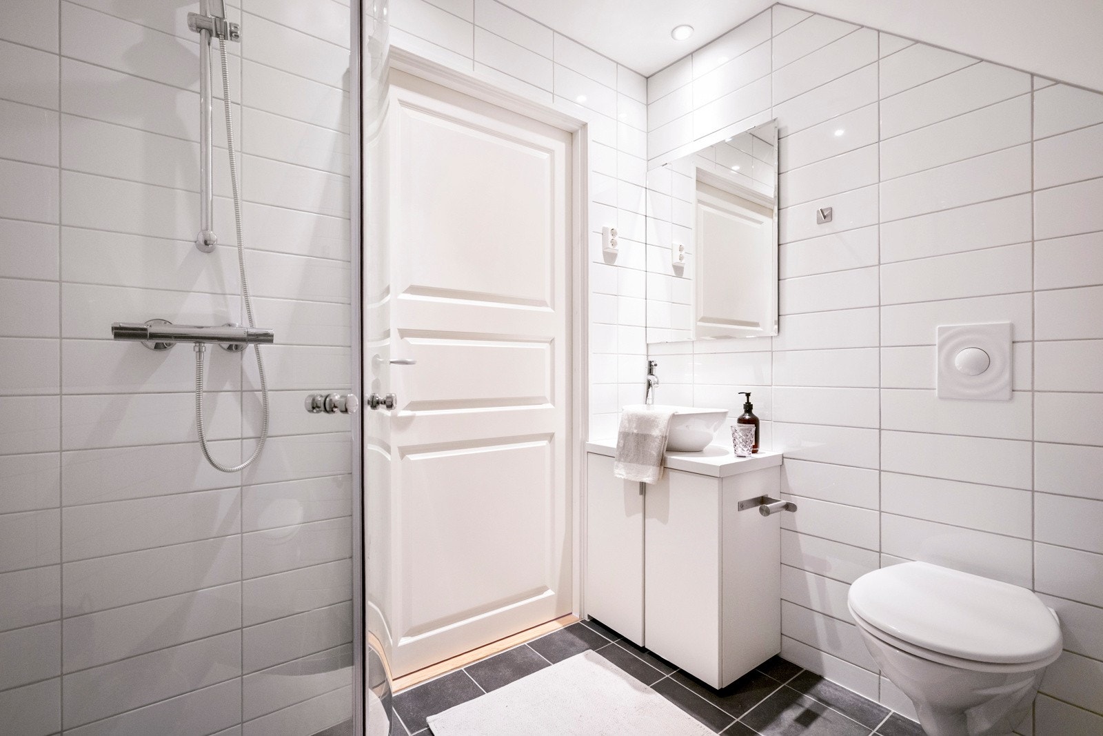 Et helfliset bad er praktisk plassert i midten av etasjen Galleribilde