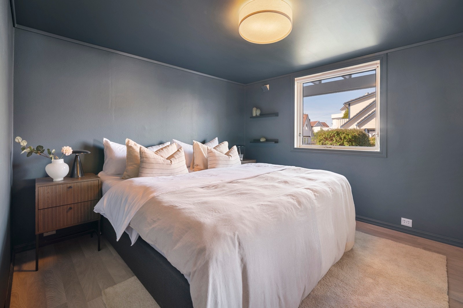 Soverommet er stort og byr på god plass til dobbeltseng, garderobeløsning og nattbord. Galleribilde