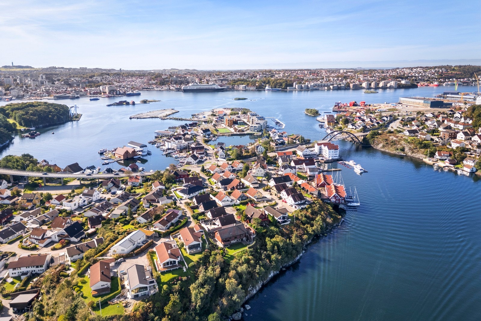 Barnefamilier har kort vei til både skole og barnehage. Buøy skole (1.-7. trinn) ligger omtrent 10 minutters gange fra boligen Galleribilde