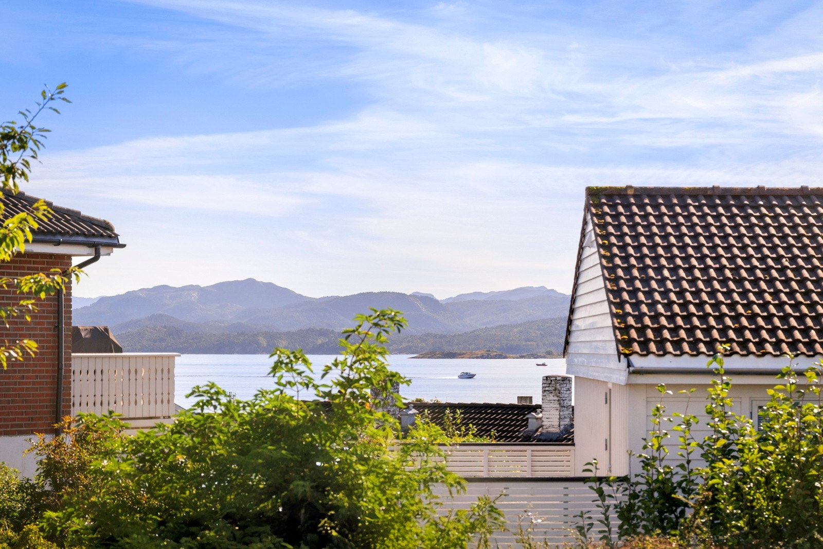 Fra vinduet har du også flott utsikt ut mot sjøen. Galleribilde