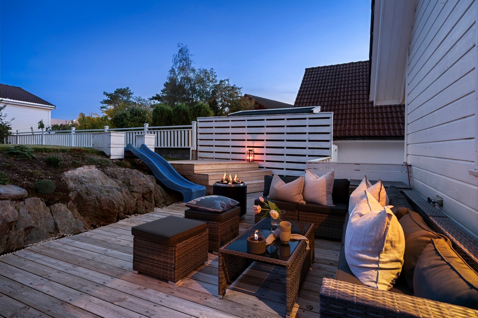 Utfor spisestuen finner du en flott terasseplatting på 30kvm. Galleribilde