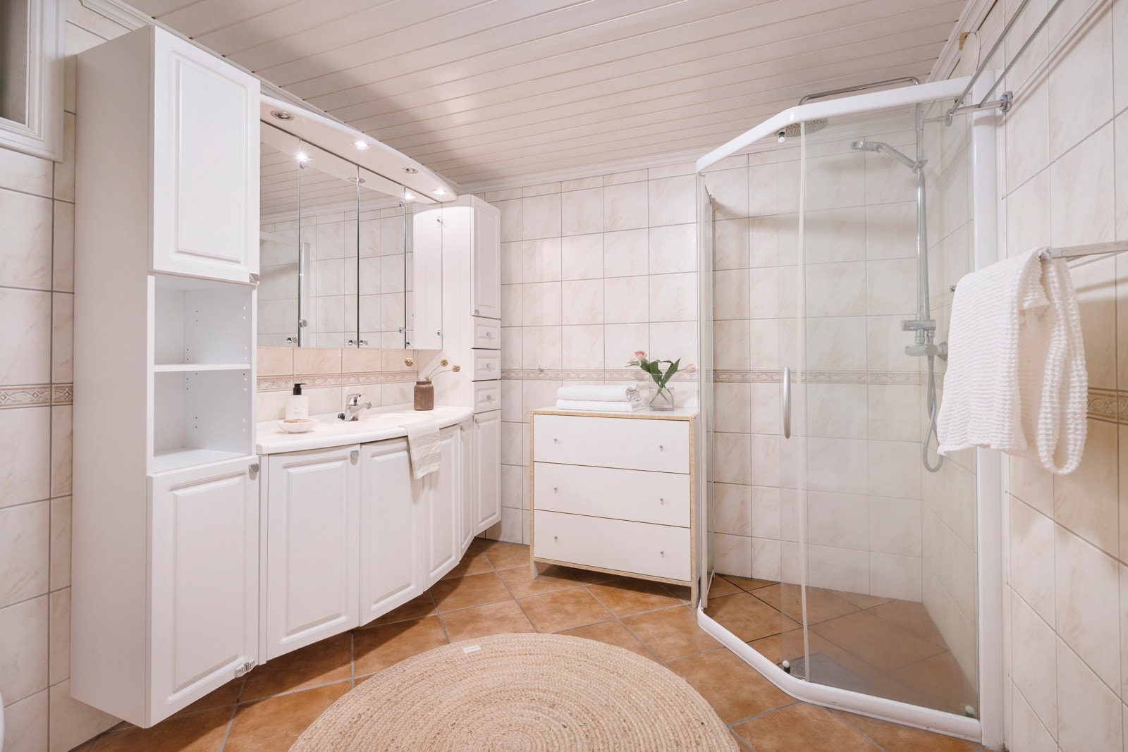 Badet er helfliset og har en tidløs innredning, med god plass til oppbevaring. Galleribilde