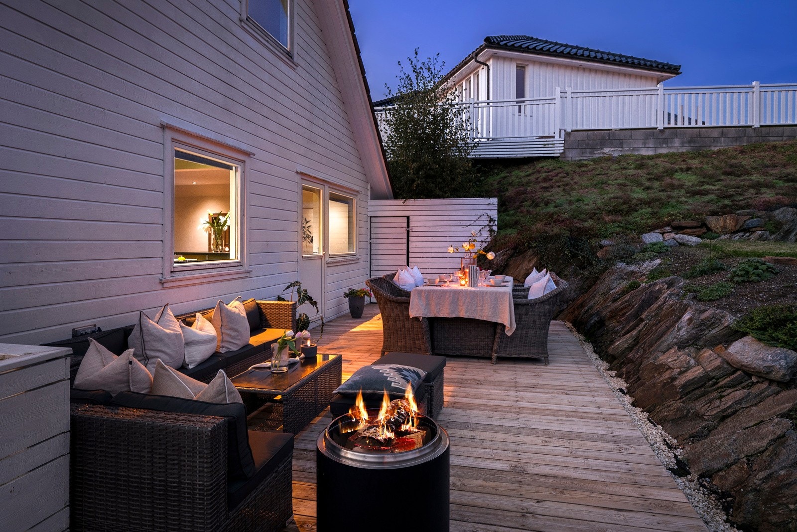 Her finner du store og flotte uteområder på begge sider av eneboligen. Galleribilde