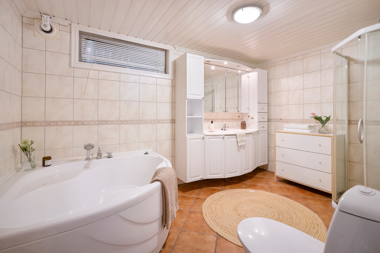 Badet er elegant og stort, og er utstyrt med både hjørnedusj og badekar. Galleribilde