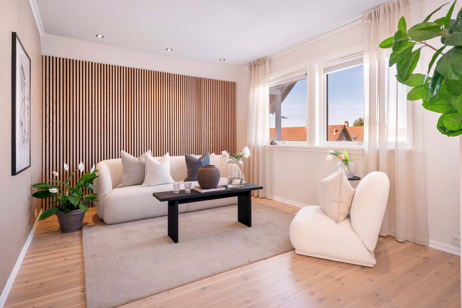 Egen TV krok med en elegant spilevegg og lystette plissegardiner Galleribilde