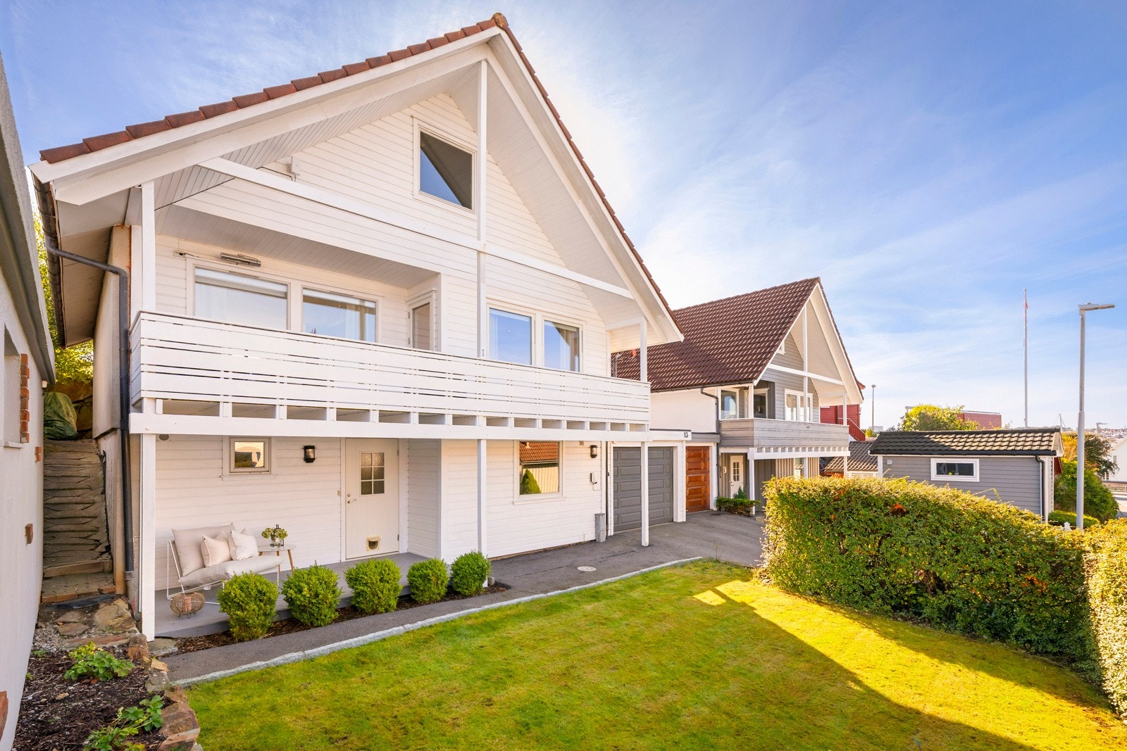 De grønne og romslige plenene på begge sider av boligen gir god plass til lek og avslapning, og gjør eiendommen enkel å trives i Galleribilde