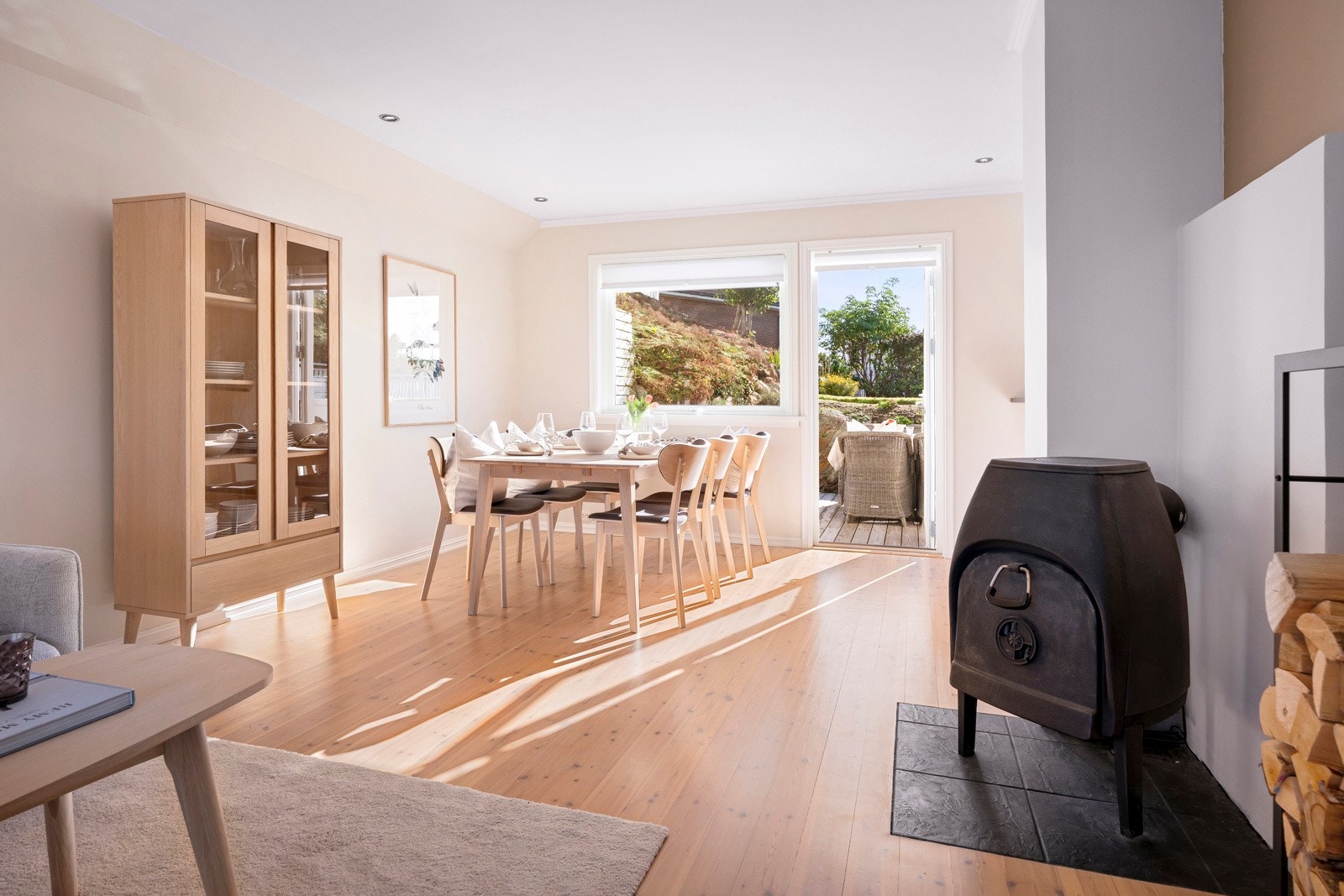Stuen ligger i en åpen løsning med spisestuen - perfekt for familieselskaper eller hyggelige middager med venner Galleribilde