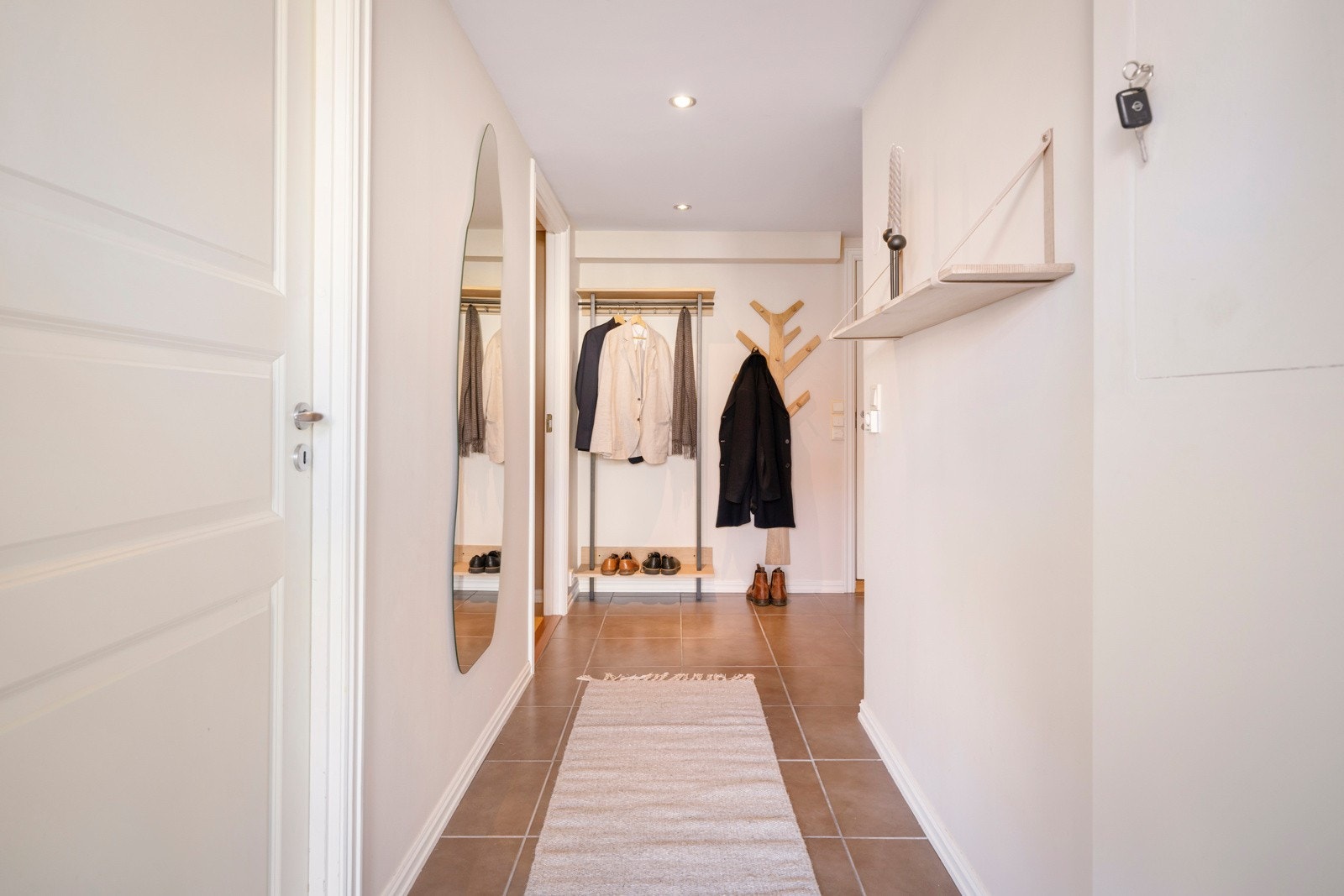 Når du kommer inn i boligen møtes du med en romslig entré som gir et godt førsteinntrykk. Galleribilde