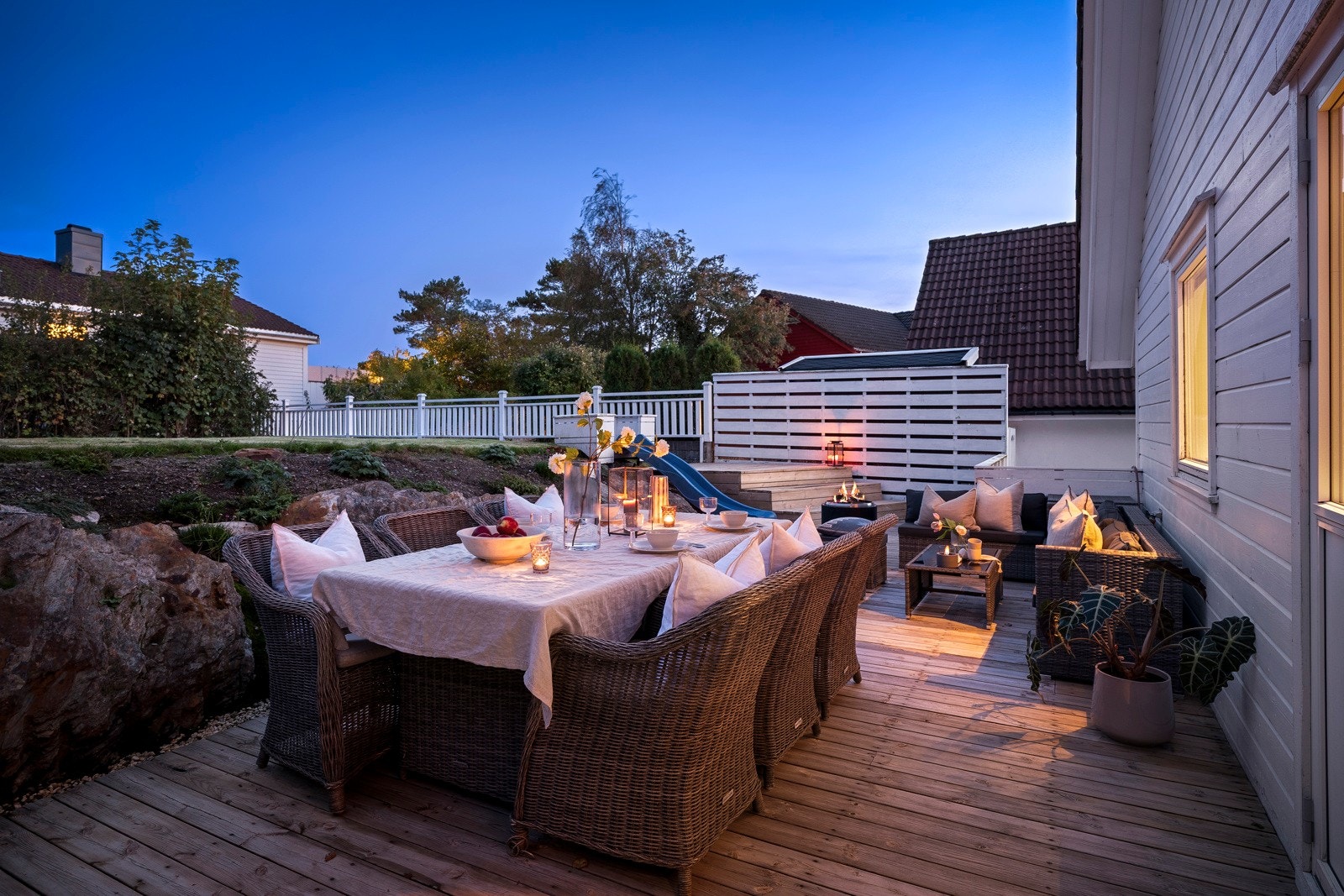 Her er det plass til sittegruppe, langbord og lounge, perfekt for alt fra kaffestunder til større familieselskap Galleribilde