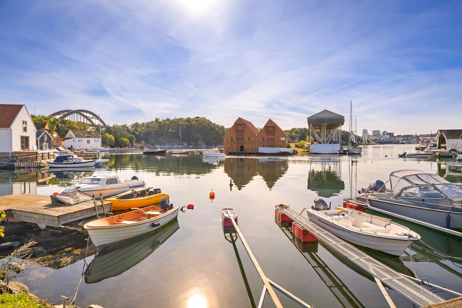 Fra boligen er det kort vei til sjø, badeplasser og turstier langs vannet på både Buøy og Hundvåg. Nabolaget har et godt samhold med mange barnefamilier, lekeplasser og balløkker. Galleribilde