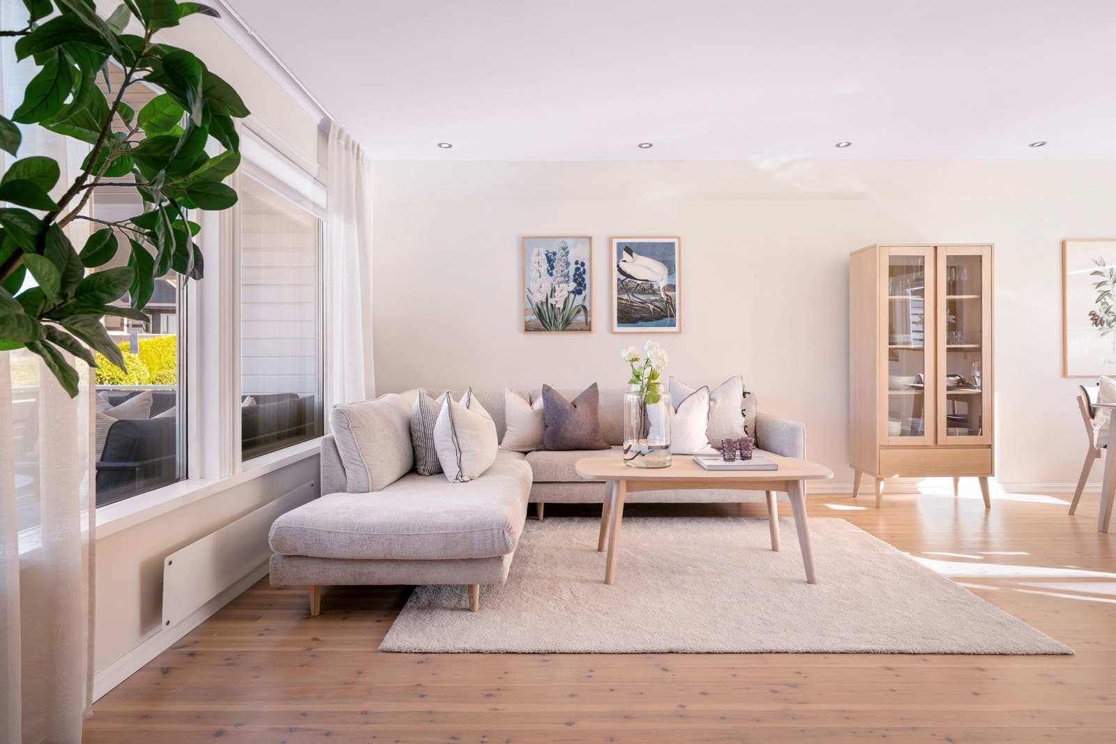 Boligen har en lys og luftig stue med store vindusflater som slipper inn rikelig med dagslys Galleribilde