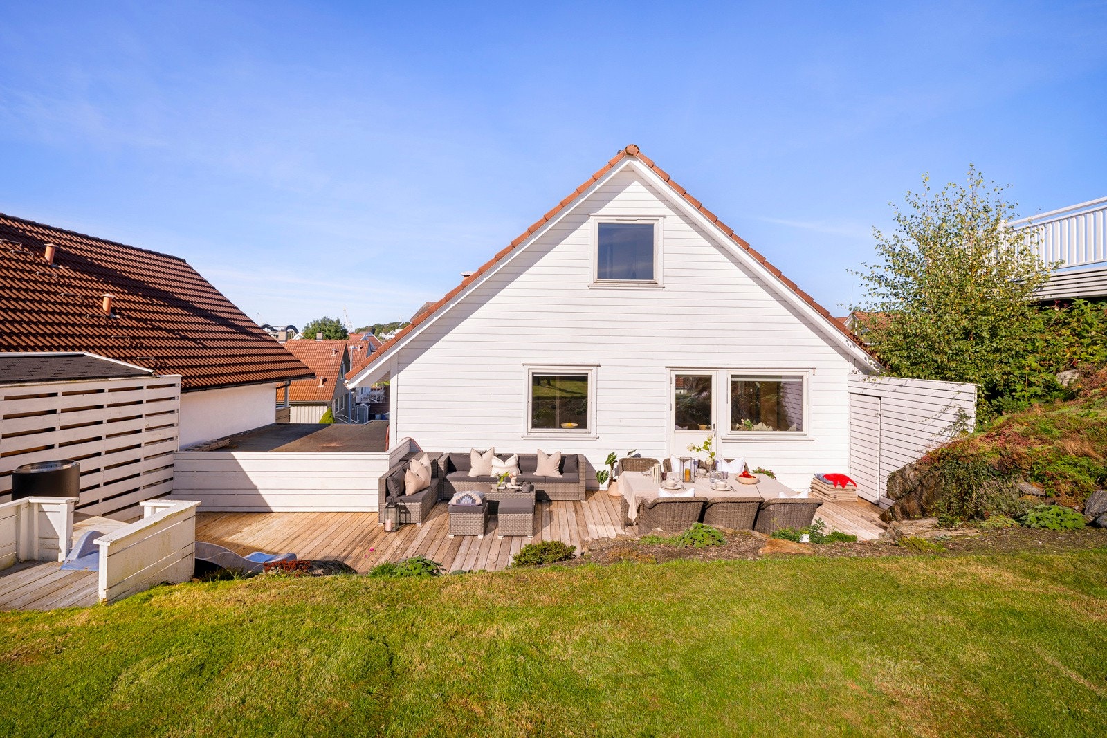 For barna er hagen en drøm med egen sklie integrert i uteområdet, Galleribilde