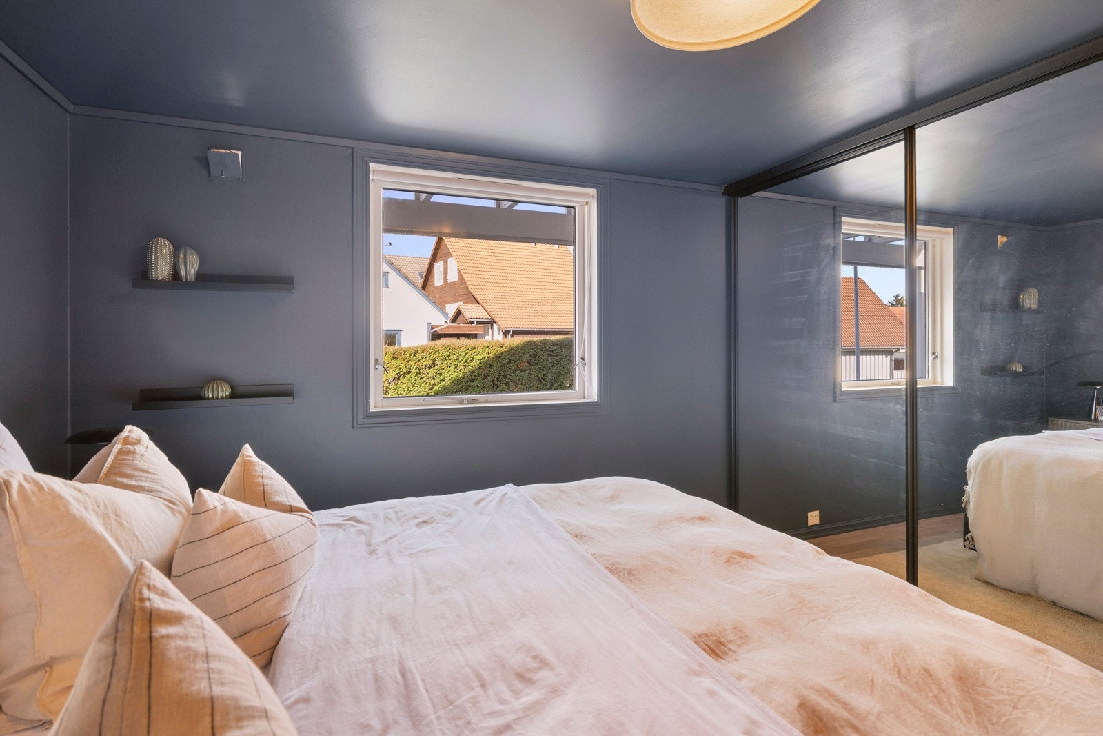 Rommet kan like gjerne brukes som gjesterom, hjemmekontor eller ungdomsrom, og gir familien flere bruksområder å velge mellom. Galleribilde