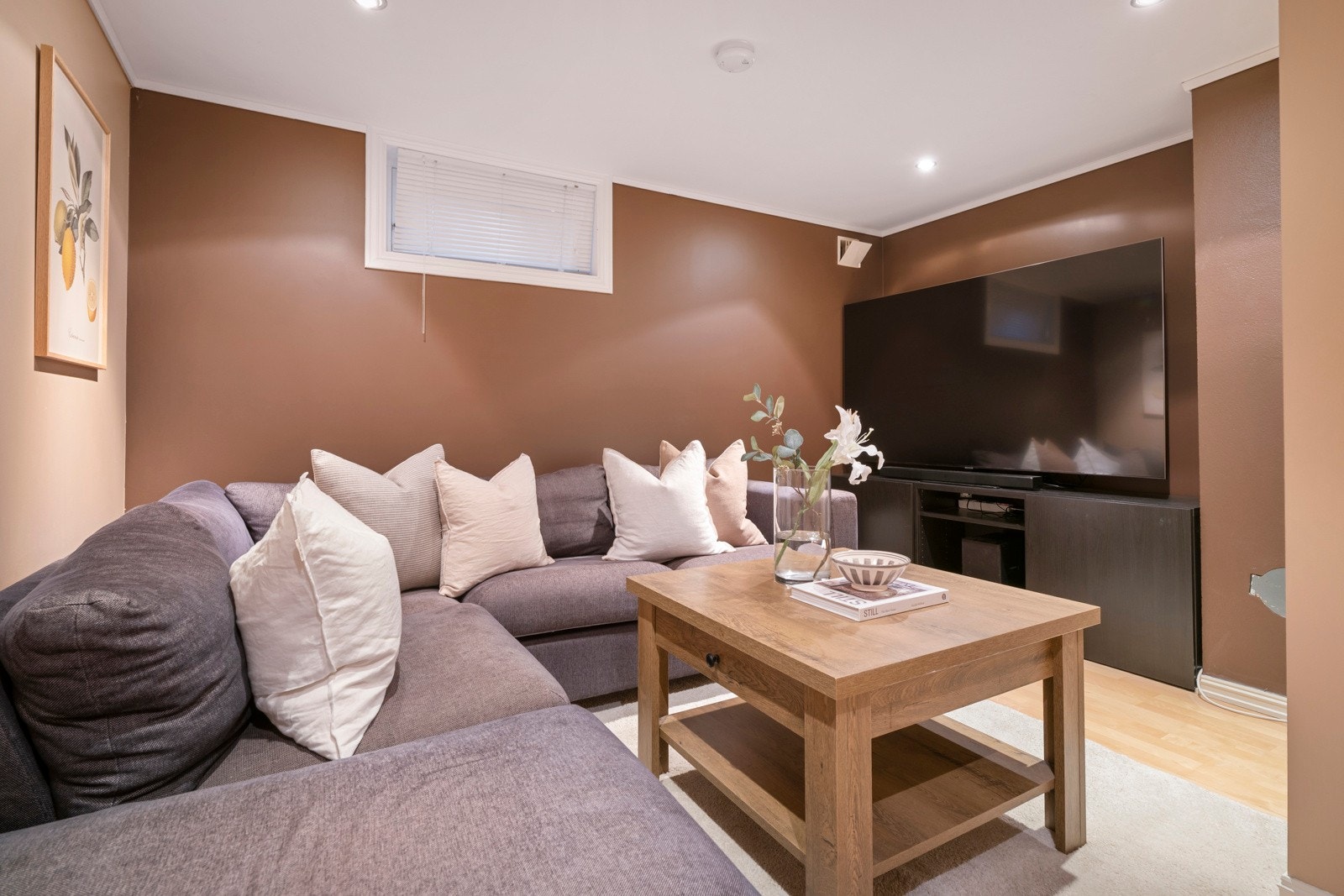 I første etasje finner du en flott kjellerstue, et soverom, bad og vaskerom. Galleribilde