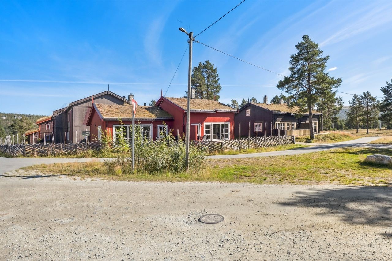 Fritidsboligen ligger i et etablert felt med umiddelbar nærhet til naturen. Galleribilde