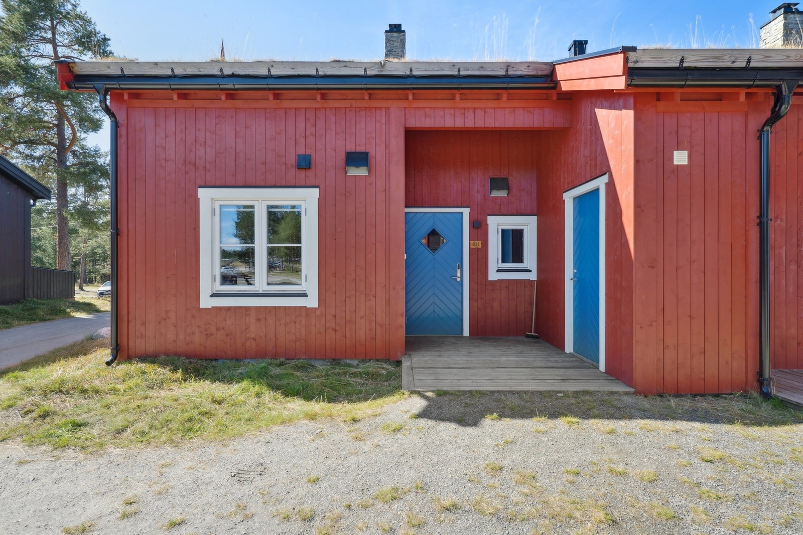 Delvis overbygget inngangsparti med en platting på 6 m² samt bod. Galleribilde