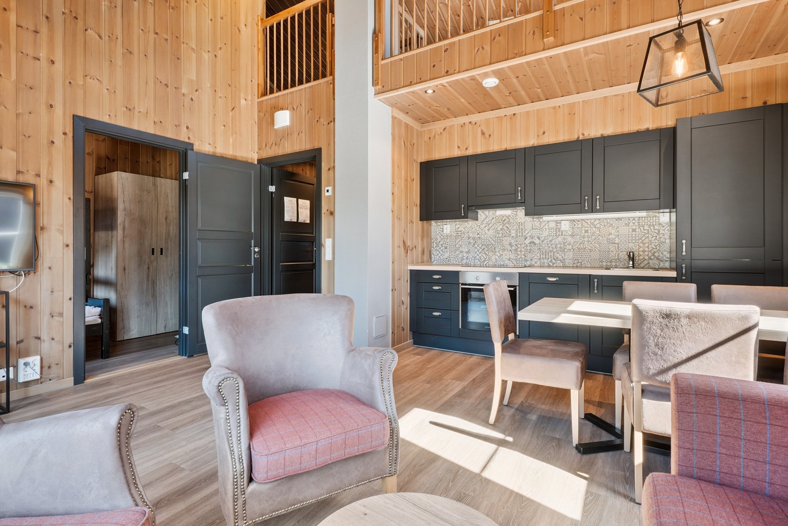 Kjøkkenet er praktisk plassert i rommet, med god tilknytning til spiseplassen. Galleribilde