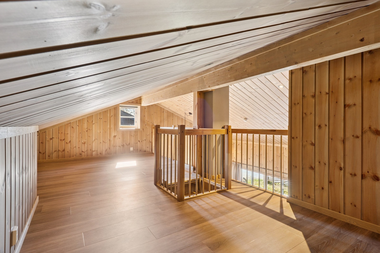 Rekkverket i behandlet tre sikrer en trygg adkomst og en åpen forbindelse ned til stuen. Galleribilde