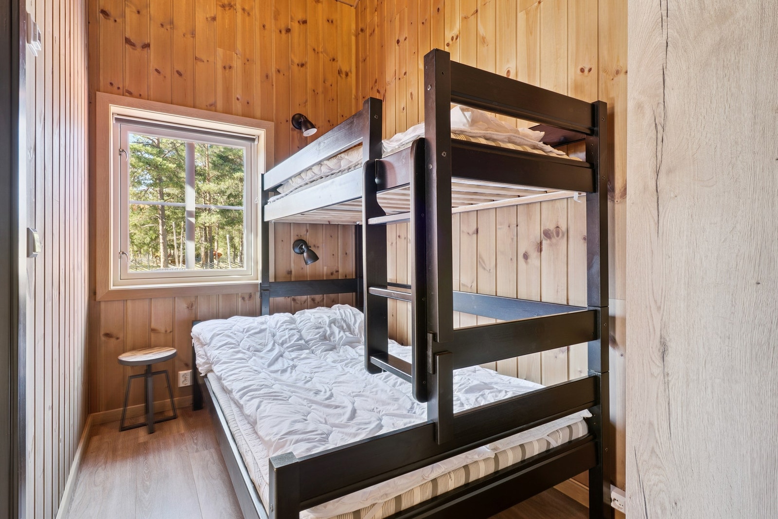 Det andre soverommet er innredet med familiekøye, en arealeffektiv løsning for ekstra sengeplasser. Galleribilde