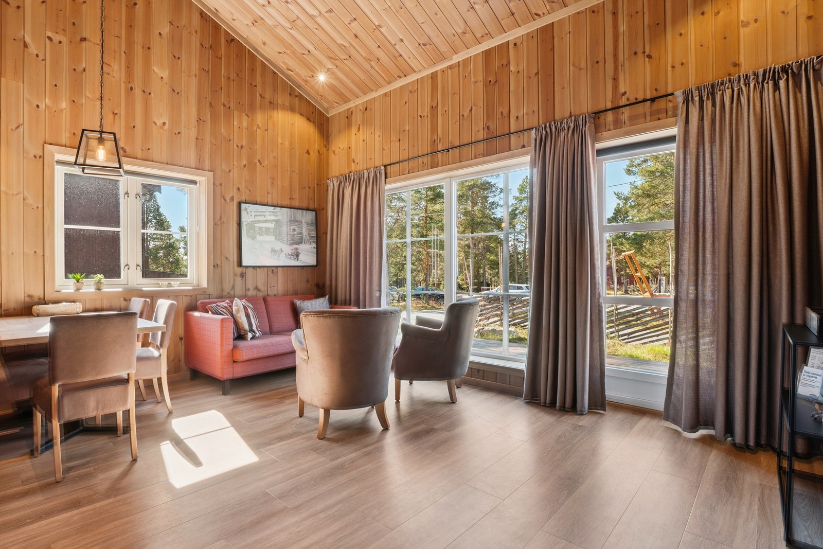 Rommet har en naturlig inndeling med plass til både sofagruppe og spisebord. Galleribilde