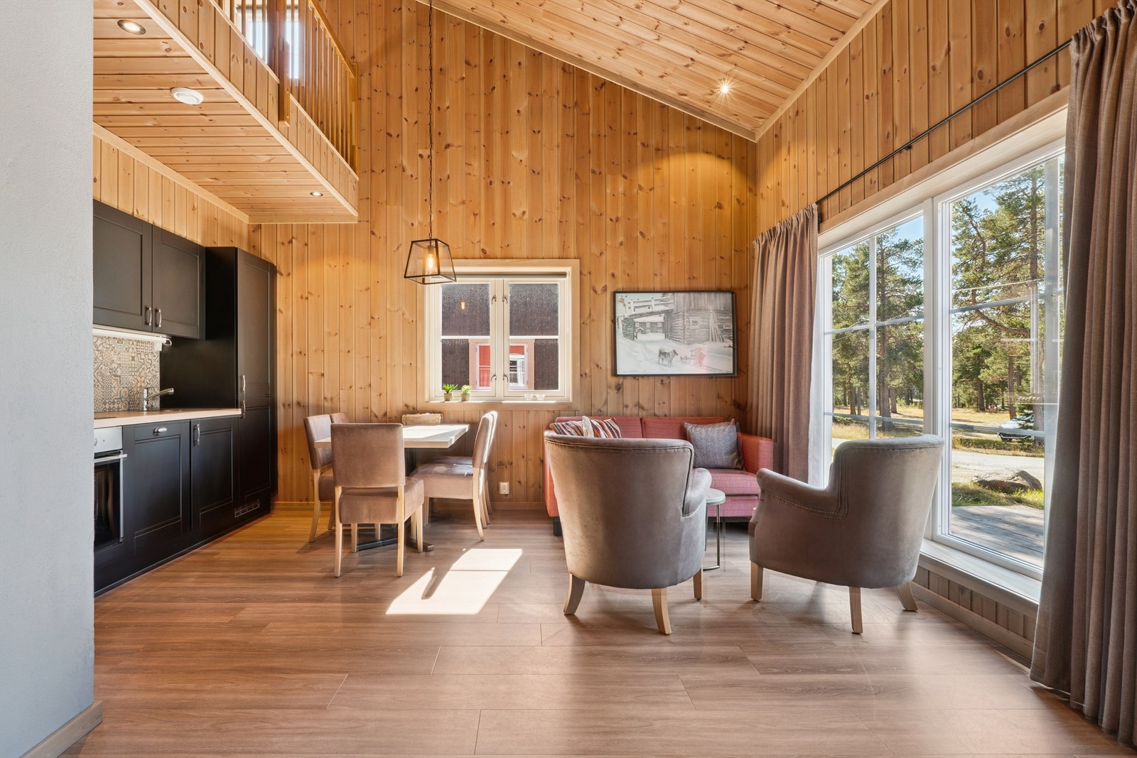 Den åpne løsningen gir en god romfølelse Galleribilde