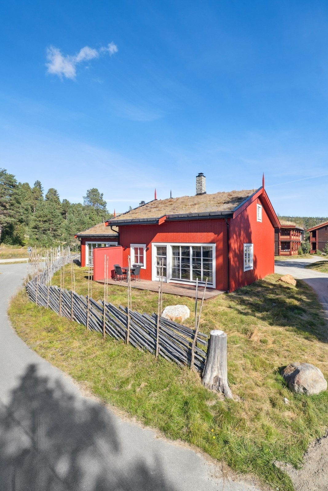 Fritidsboligen har en fin plassering i feltet, med en romslig uteplass på 15 m² utenfor stuen. Galleribilde