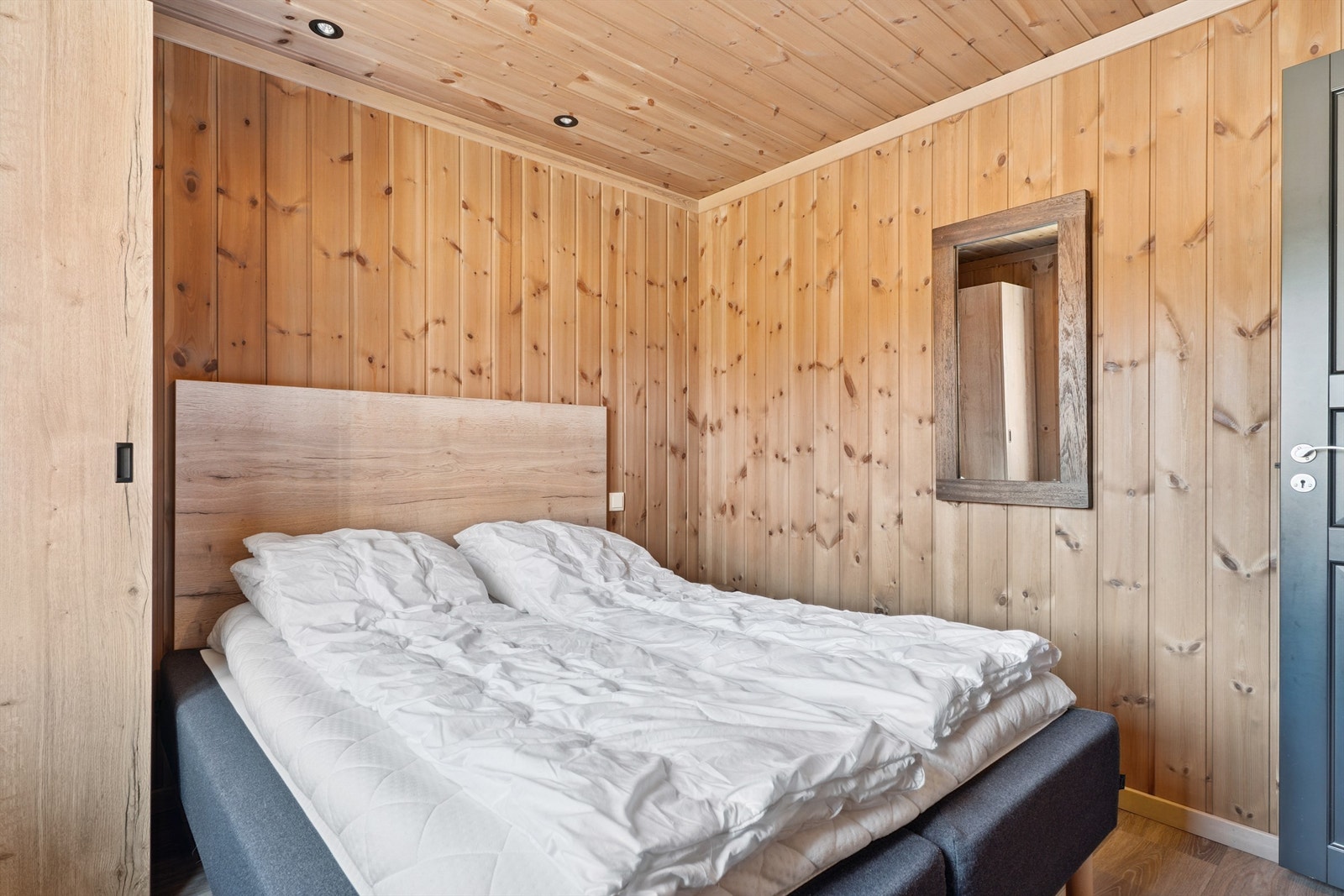 Rommet har panel på vegger og tak, samt vinyl på gulv med gulvvarme. Galleribilde