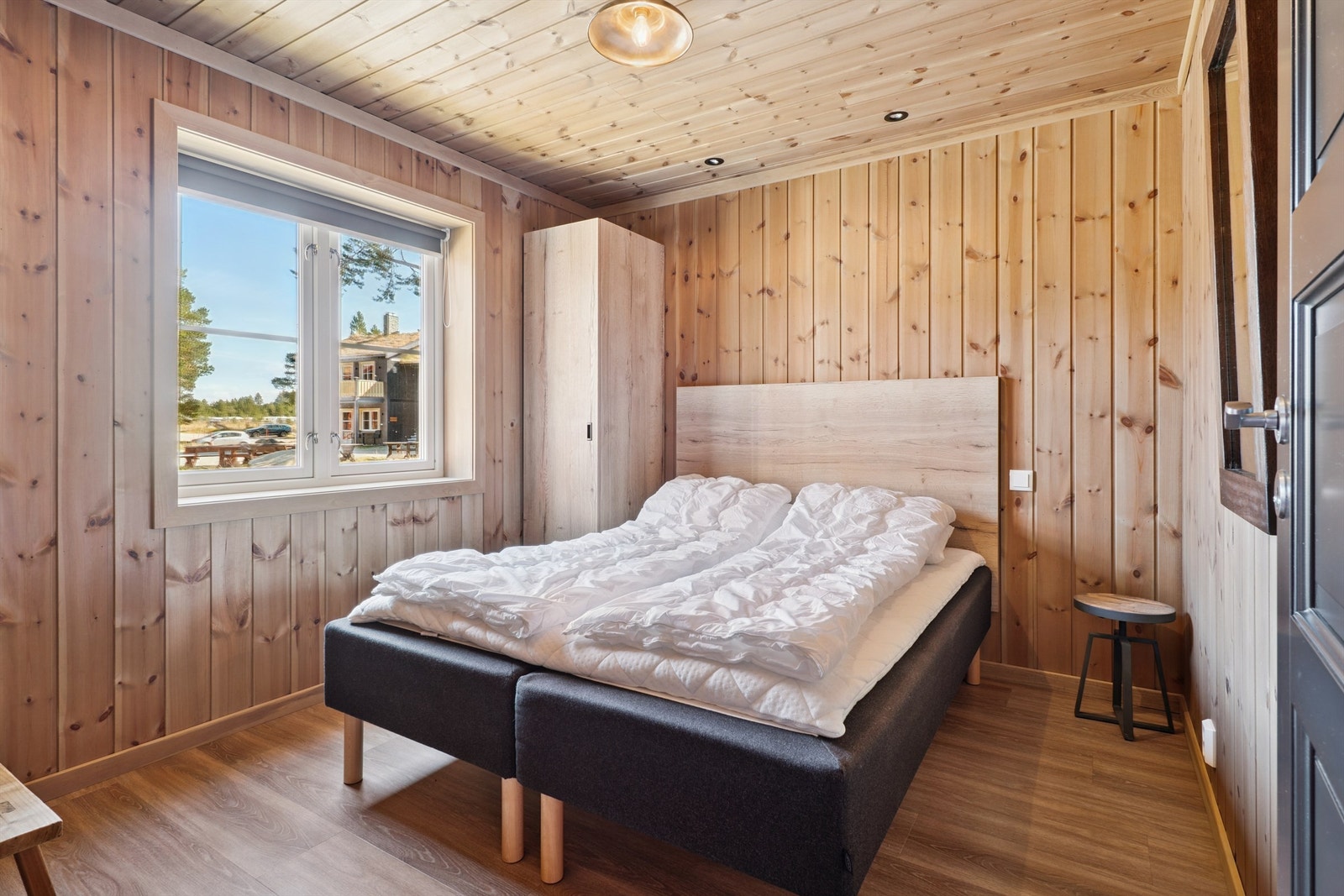 Det ene soverommet har plass til dobbeltseng og garderobeskap. Galleribilde