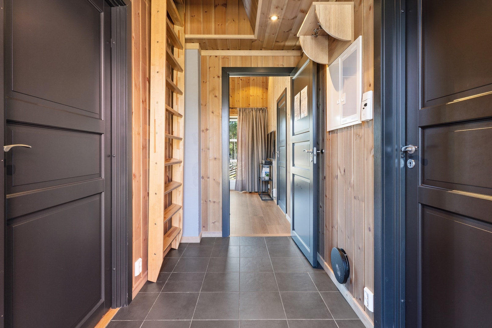 Fra entreen er det tilgang til bad, soverom og stue. Herfra leder også stigen opp til hemsen. Galleribilde