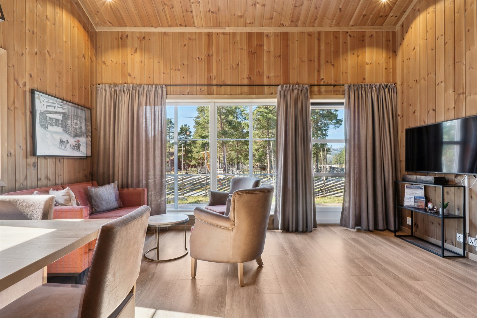 Store vindusflater med 3-lags isolerglass slipper inn rikelig med dagslys Galleribilde