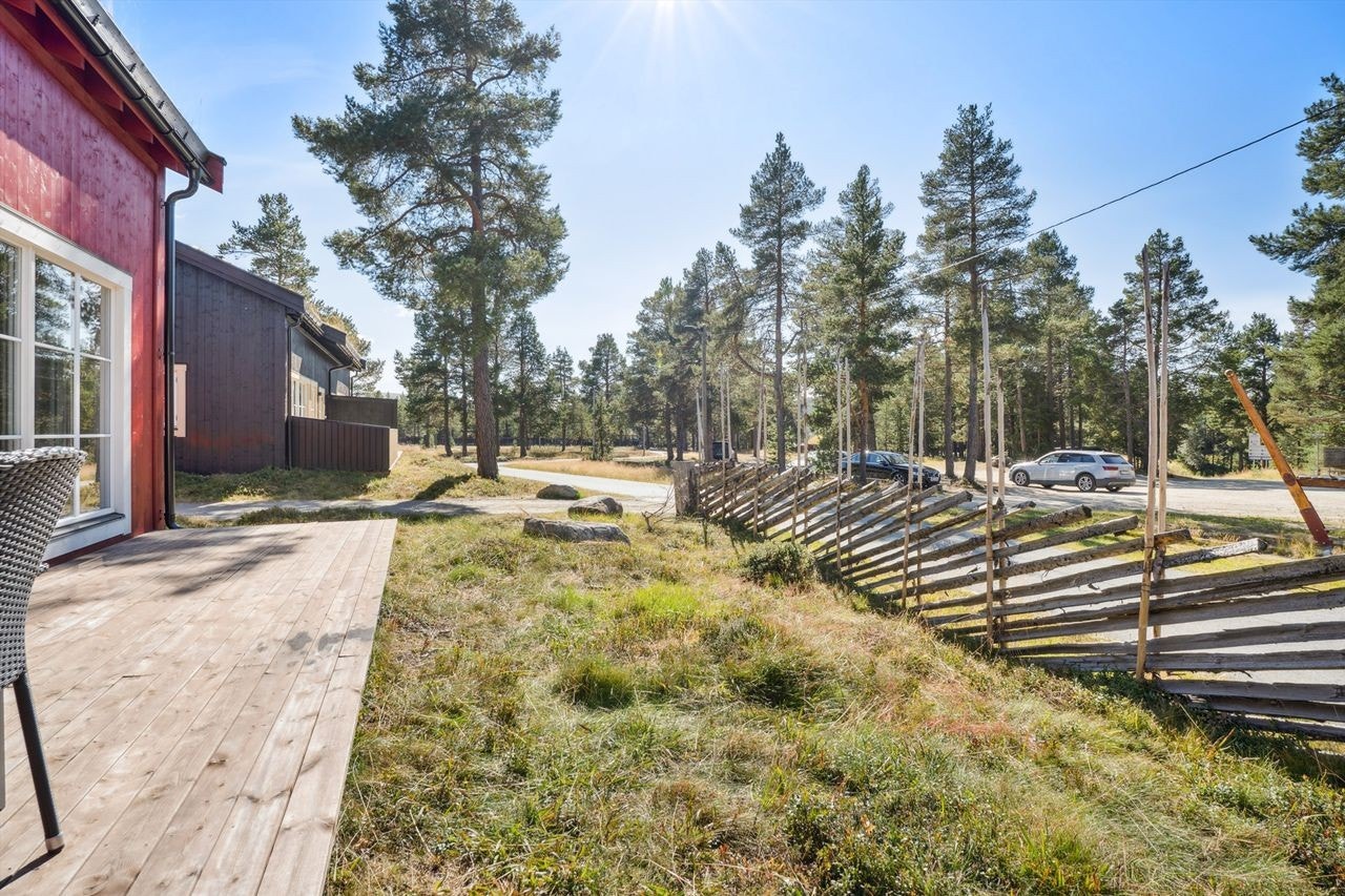 Det følger med utendørs, unummererte parkeringsplasser til leiligheten. Det er per i dag ikke tilrettelagt for lading av elbil. Galleribilde