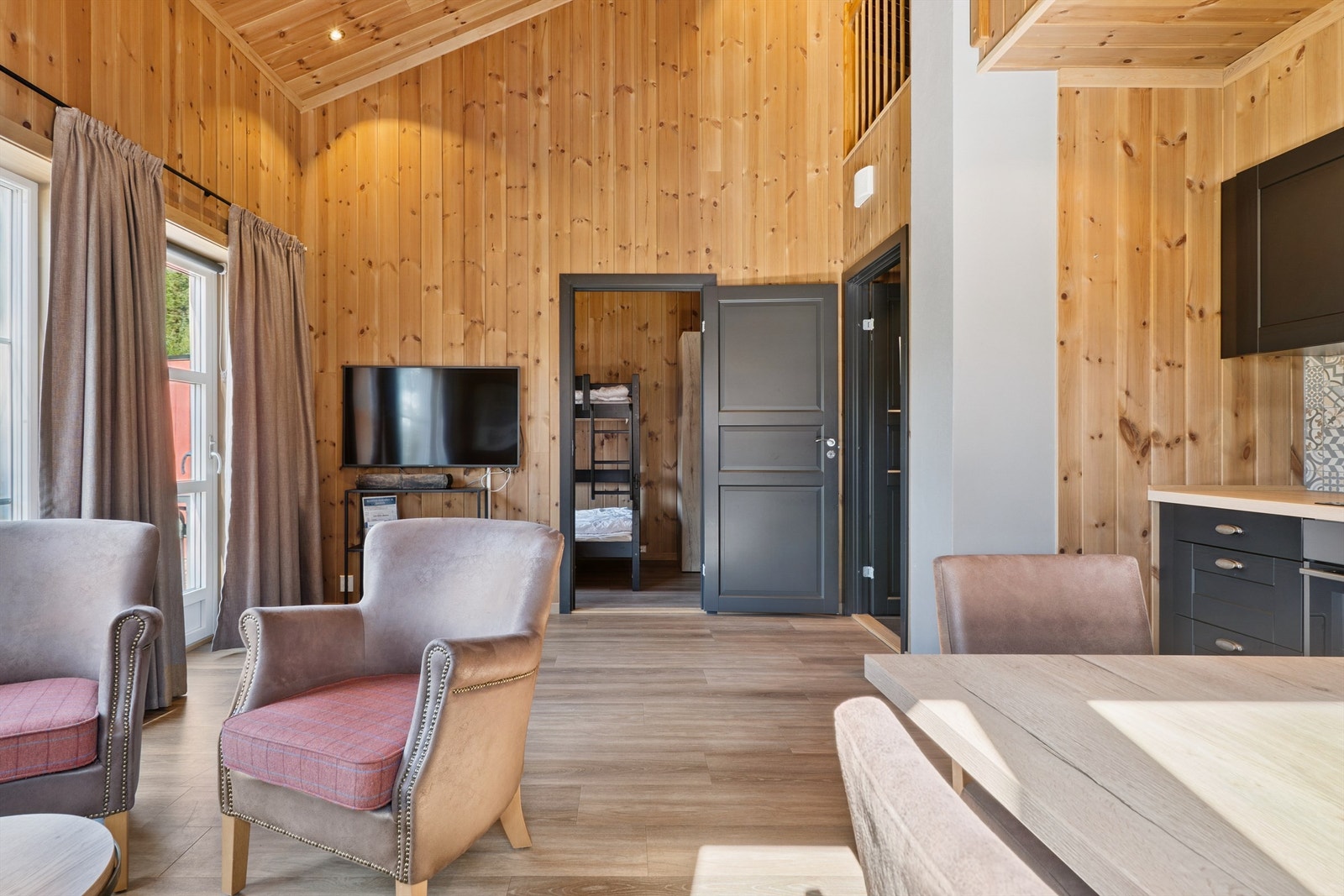 Fra stuen er det utgang til den store plattingen via en malt balkongdør i tre. Galleribilde