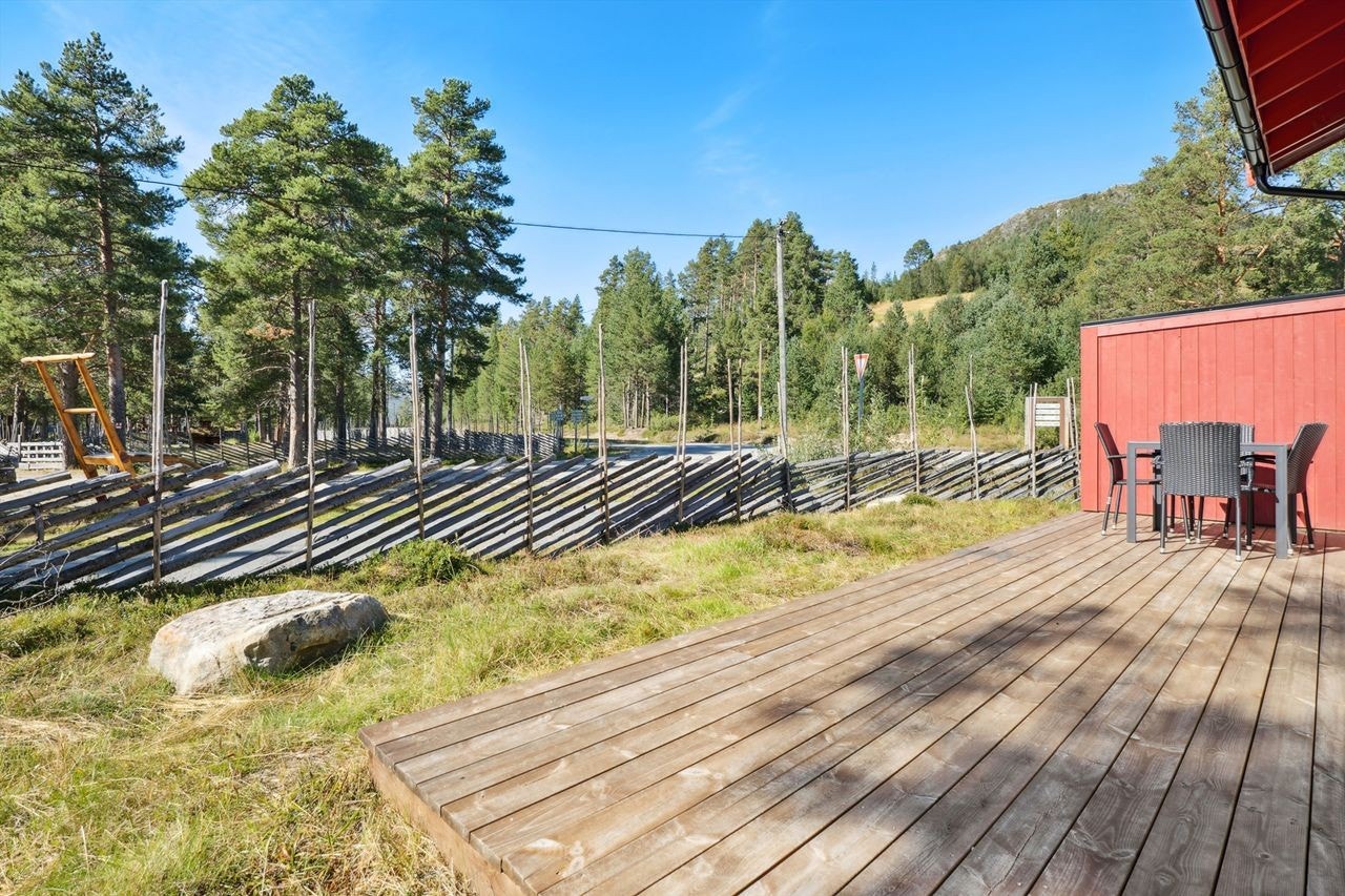 Den store plattingen på 15 m² er bygget i impregnert trevirke og har god plass til utemøbler. Galleribilde