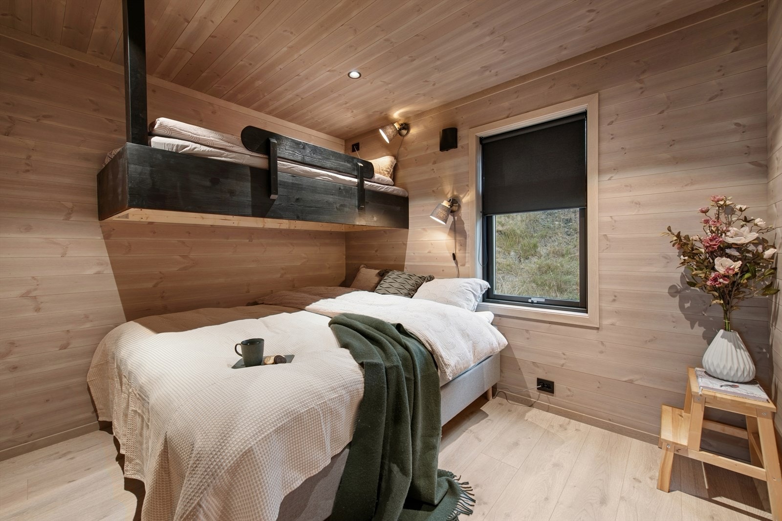 Praktisk innredet soverom i første etasje med dobbeltseng og enkel køye - god plass til garderobe og komfort for både store og små. Galleribilde