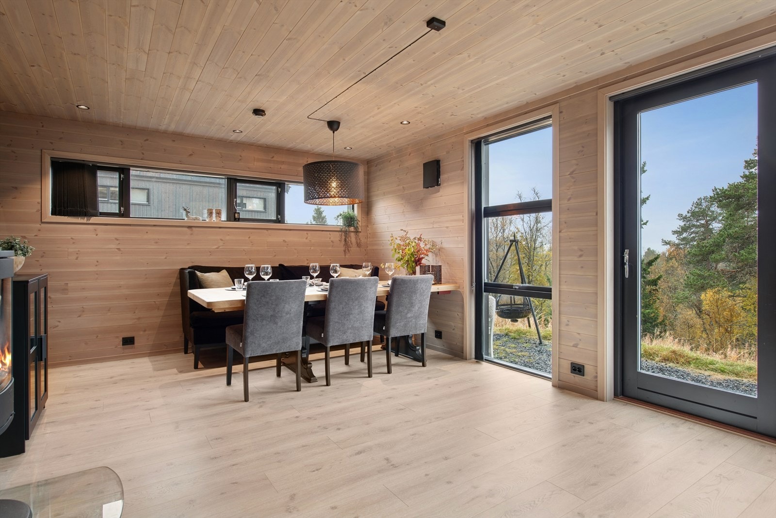 I hyttens første etasje finner du stue og kjøkken i åpen løsning - i dag brukt som kjøkken og spisestue av selger. Her er det peis som skaper lun stemning, og direkte utgang til en deilig uteplass hvor du kan nyte naturen. Galleribilde