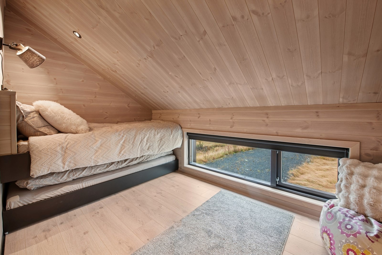 Dette er det tredje soverommet i andre etasje - smart innredet med plassbygd seng og uttrekkbar gjesteseng under. Praktisk løsning som gir fleksibilitet og ekstra soveplass. Galleribilde