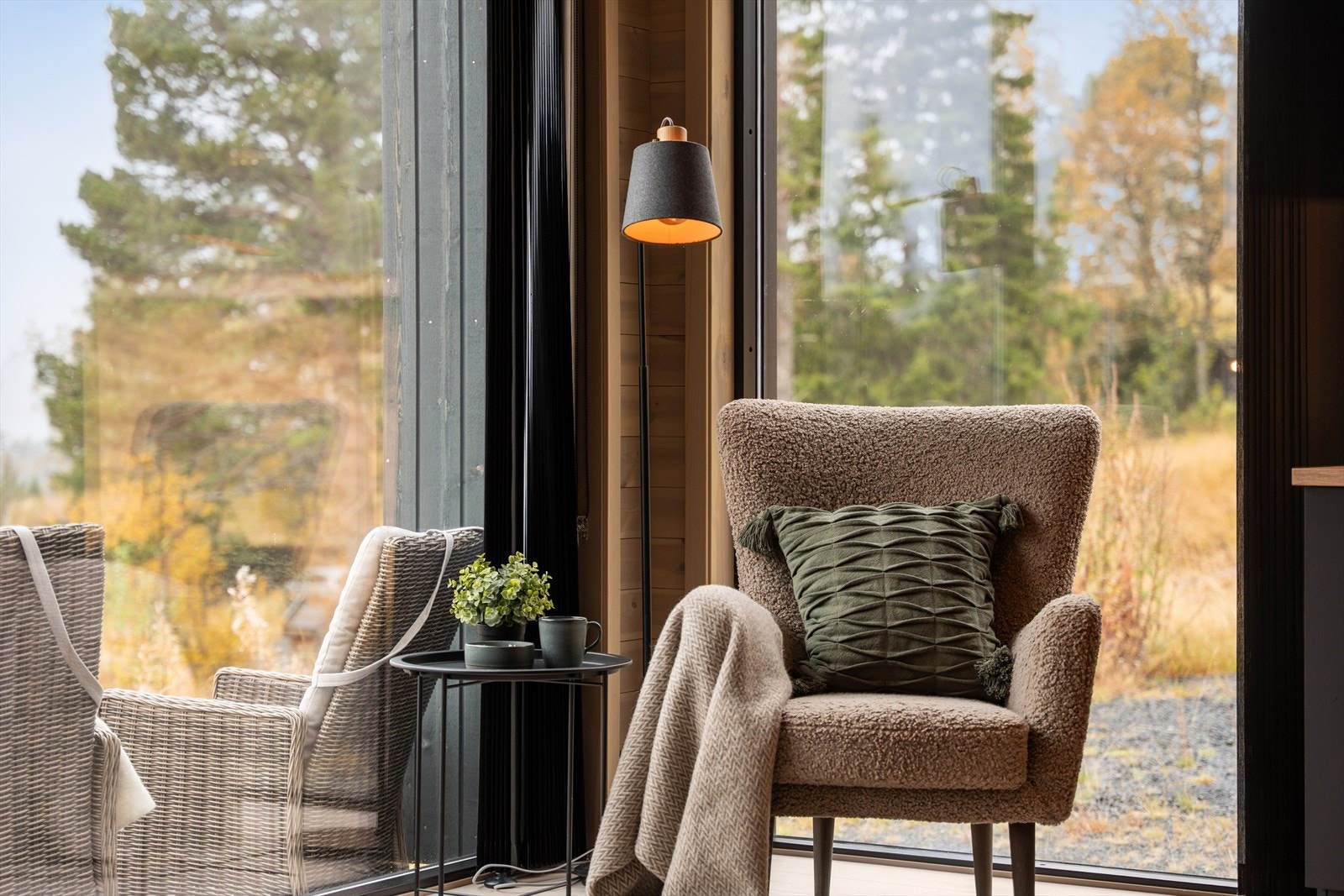 Her kan du lese en god bok, slappe av og la roen senke seg - eller du kan utforske alt Rauland har å by på: turstier, langrennsløyper, alpinbakker og golfsimulator, for å nevne noe. Galleribilde