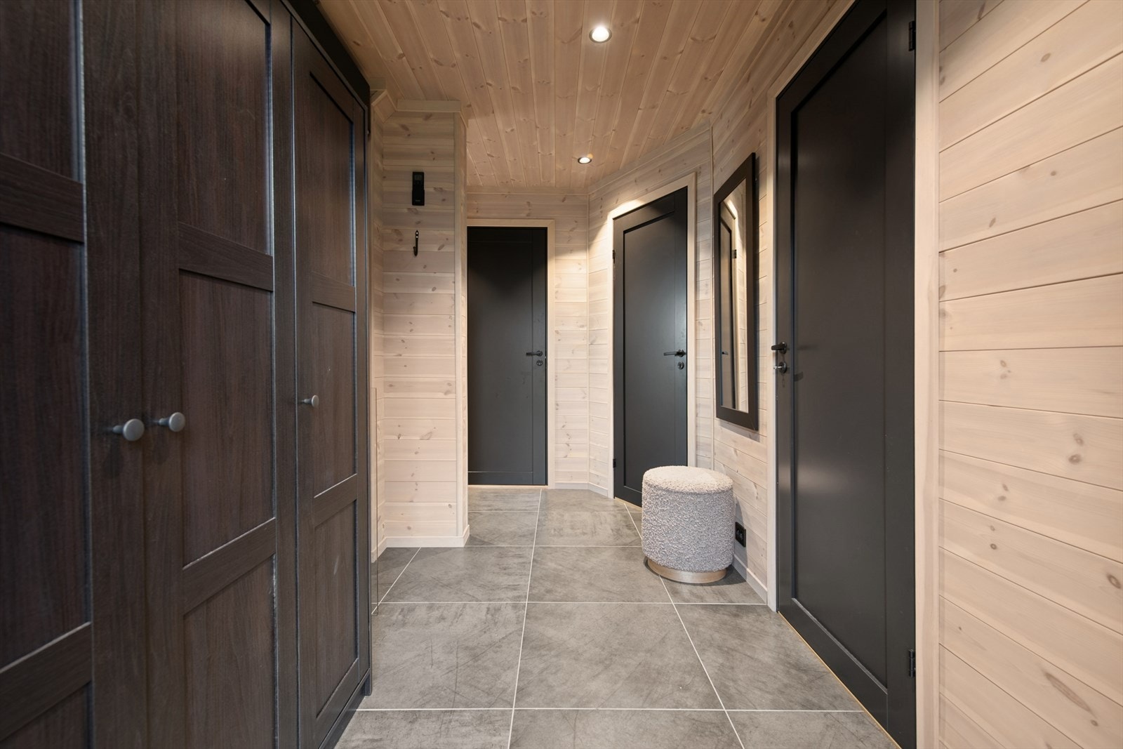 Velkommen inn! Hytta har to innganger - én til entreen og én til vaskerommet, perfekt for å sette fra seg skitne sko og våte klær etter en aktiv dag ute. Galleribilde