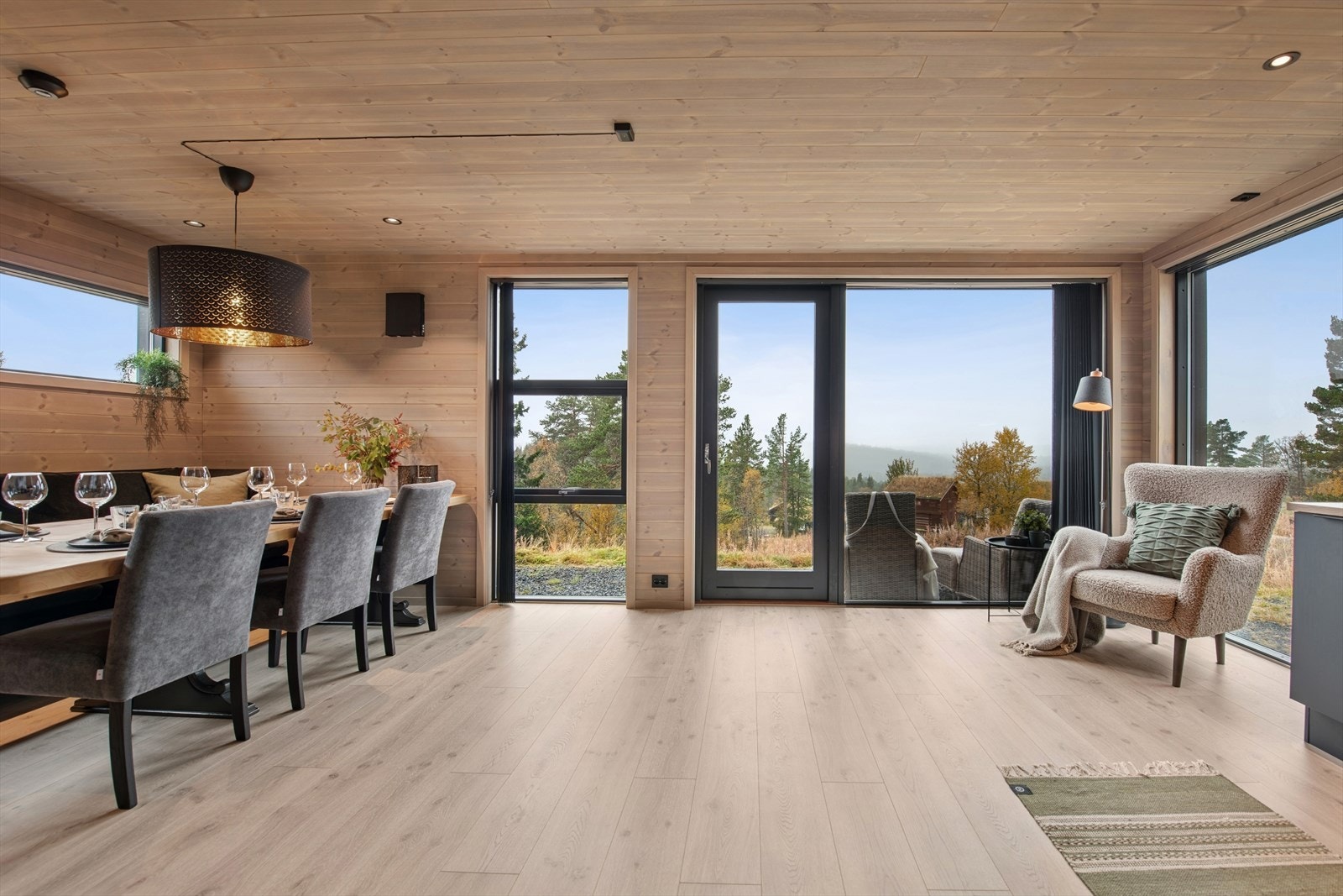 Her kan du nyte en spektakulær utsikt over Raulandsfjell- se den første snøen legge seg som et teppe over landskapet, og opplev de rosa fjelltoppene som bader i morgenlys på vinterstid. Galleribilde