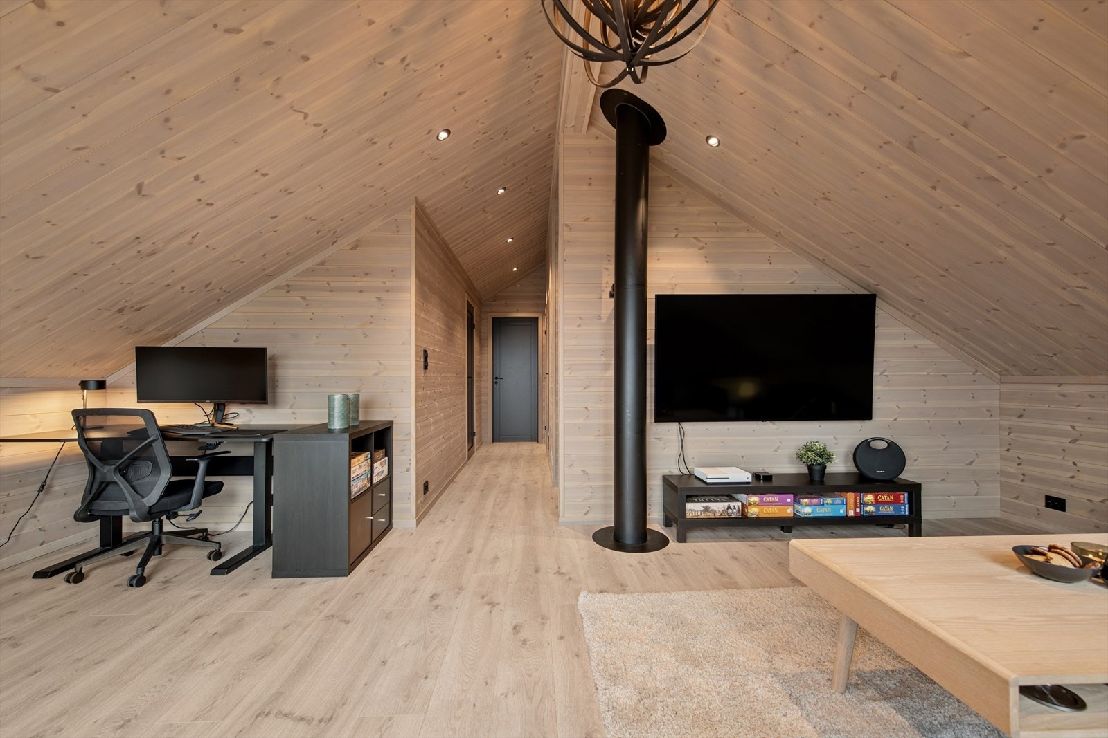 Hytta er innredet smart og praktisk av dagens eiere - med plass til både hjemmekontor - hyttekontor og lune oppholdssoner. Her er det tenkt på alt for å kunne bruke hytta mest mulig, året rundt. Galleribilde