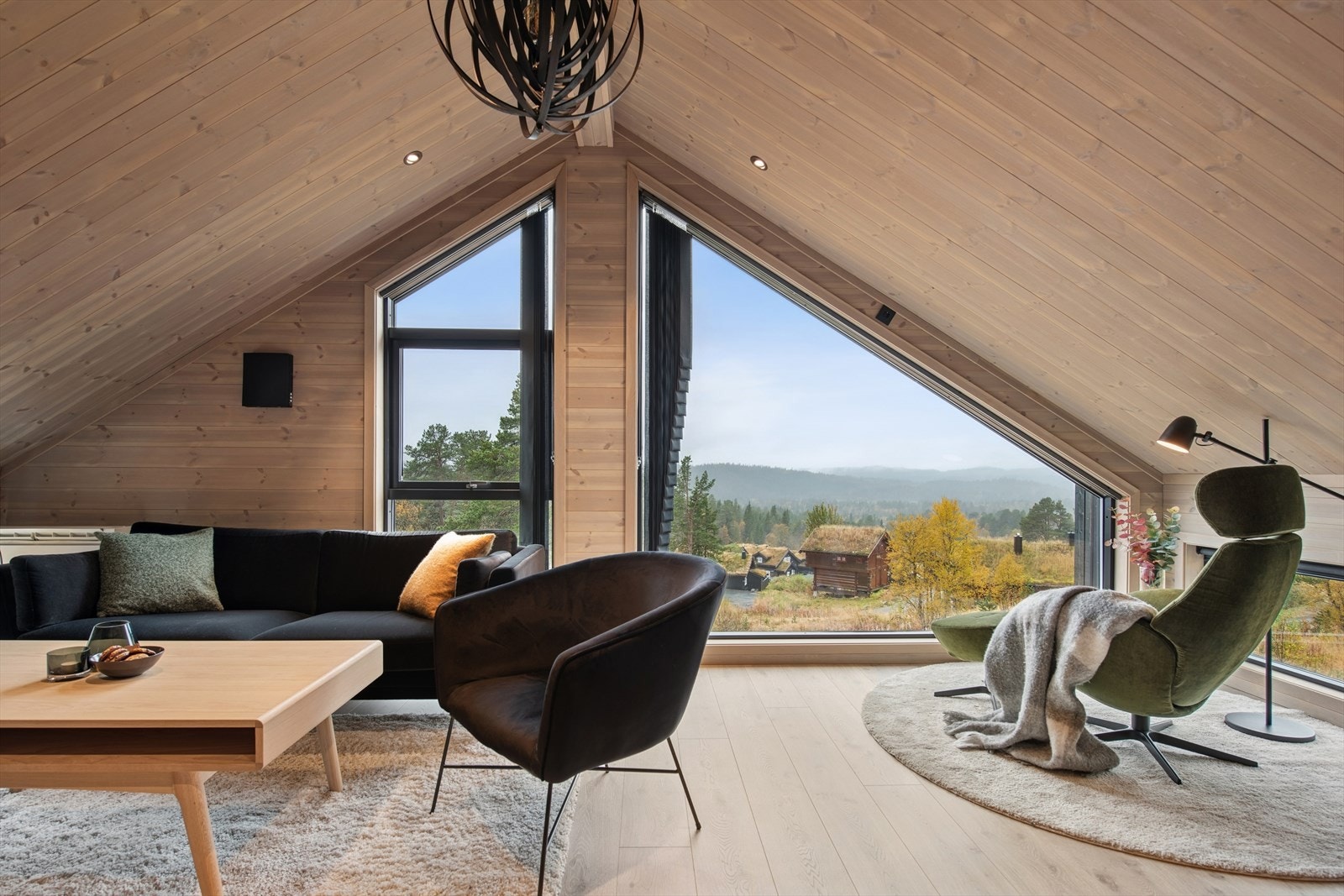 Stor og flott stue i hyttens andre etasje - perfekt for å innrede i ulike soner. Her kan du nyte fantastisk panoramautsikt, og enkelt bytte mellom TV-kos og fjellutsikt. Galleribilde