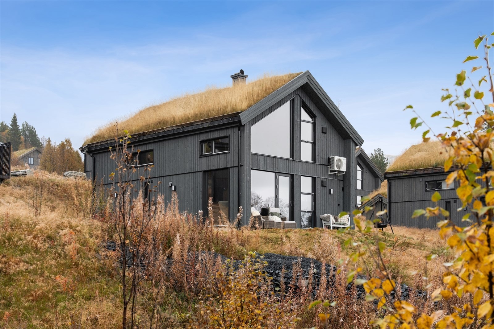 Hytta ligger i første rekke - med alle de andre hyttene bak seg får du uhindret utsikt, optimale solforhold og en fantastisk panoramafølelse fra stuen. Galleribilde