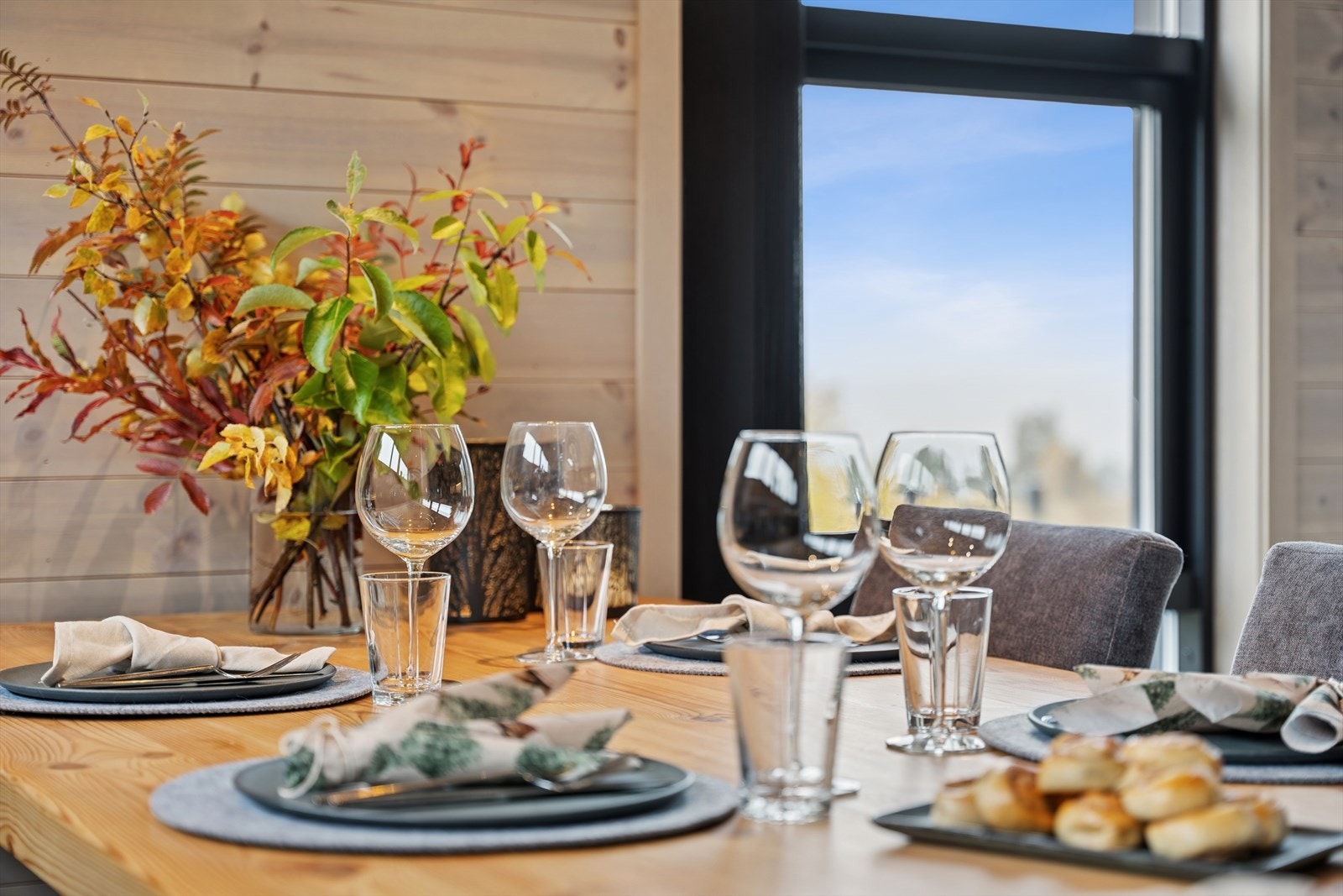 Den åpne planløsningen gir rom for å dekke langbord - perfekt for hyggelige måltider med hele storfamilien samlet. Galleribilde