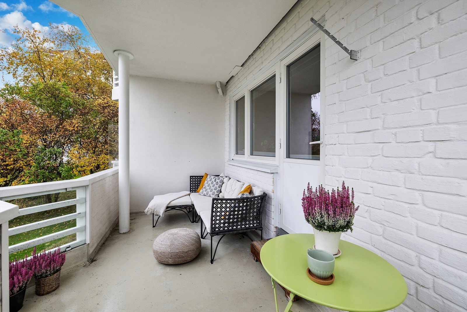 Balkongen har plass til en hyggelig sittegruppe og øvrig møblement - perfekt for hyggelige sammenkomster utendørs. Galleribilde