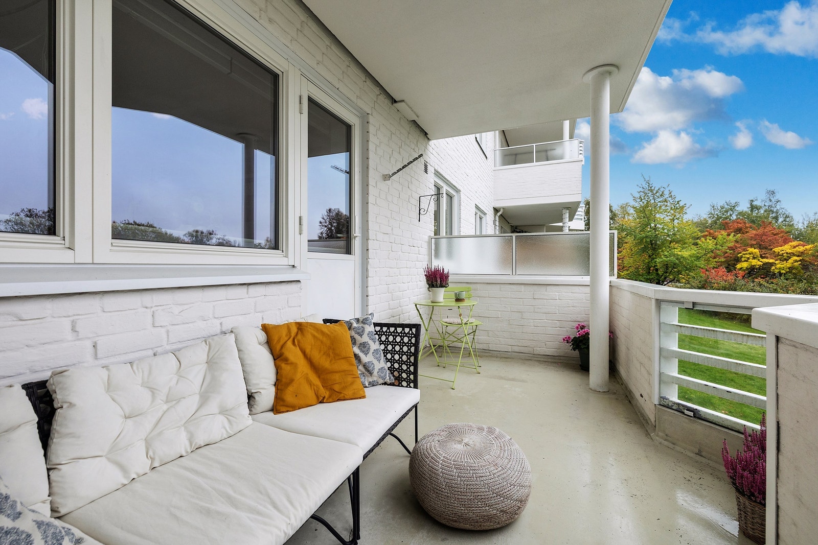 I følge selger er det sol på balkongen fra ca. kl. 15:00 til 20:00, noe som gir gode solforhold utover ettermiddagen og kvelden. Galleribilde