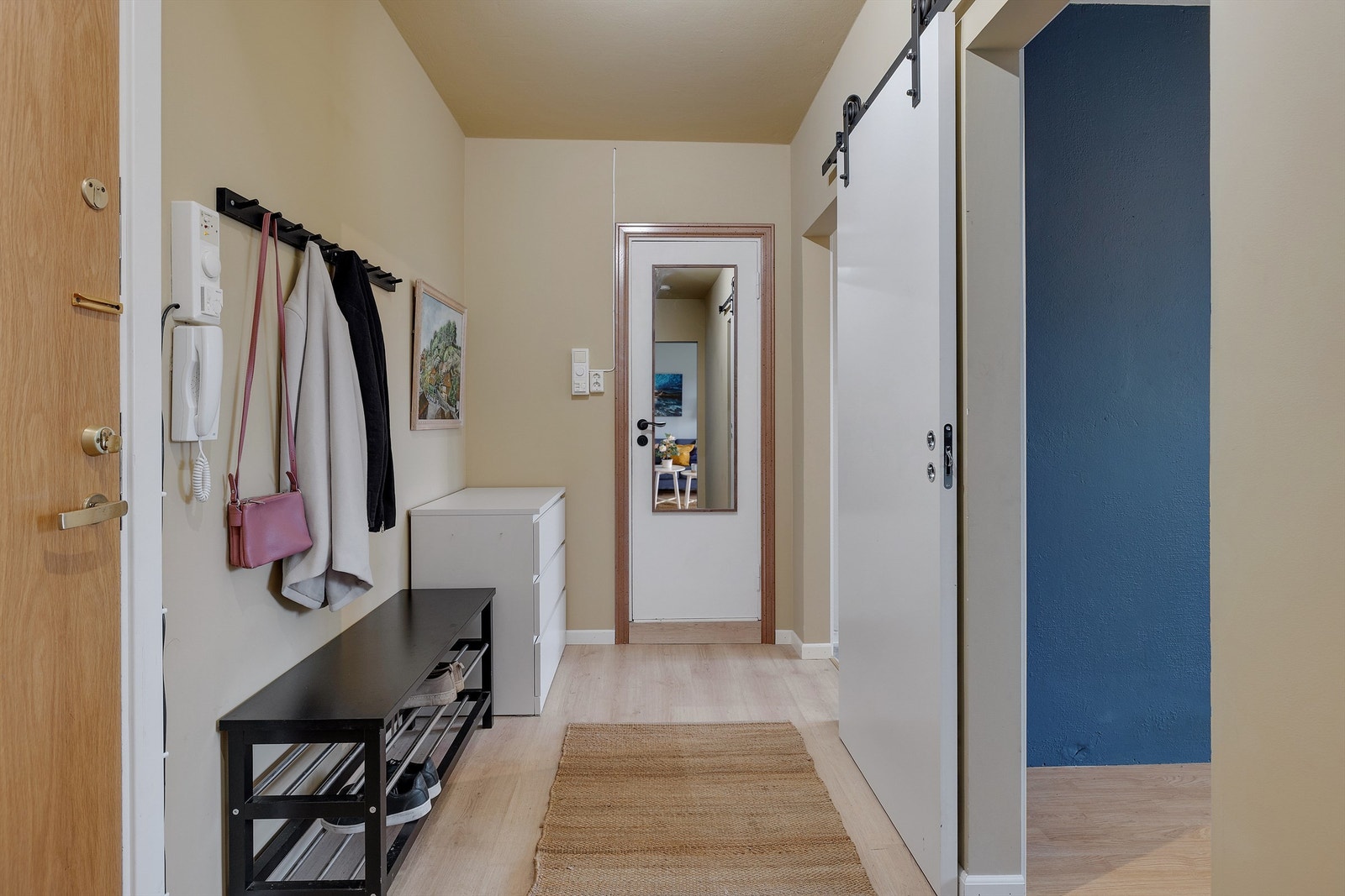 Velkommen inn til en lys og trivelig entré som gir et godt førsteinntrykk av boligen. Galleribilde