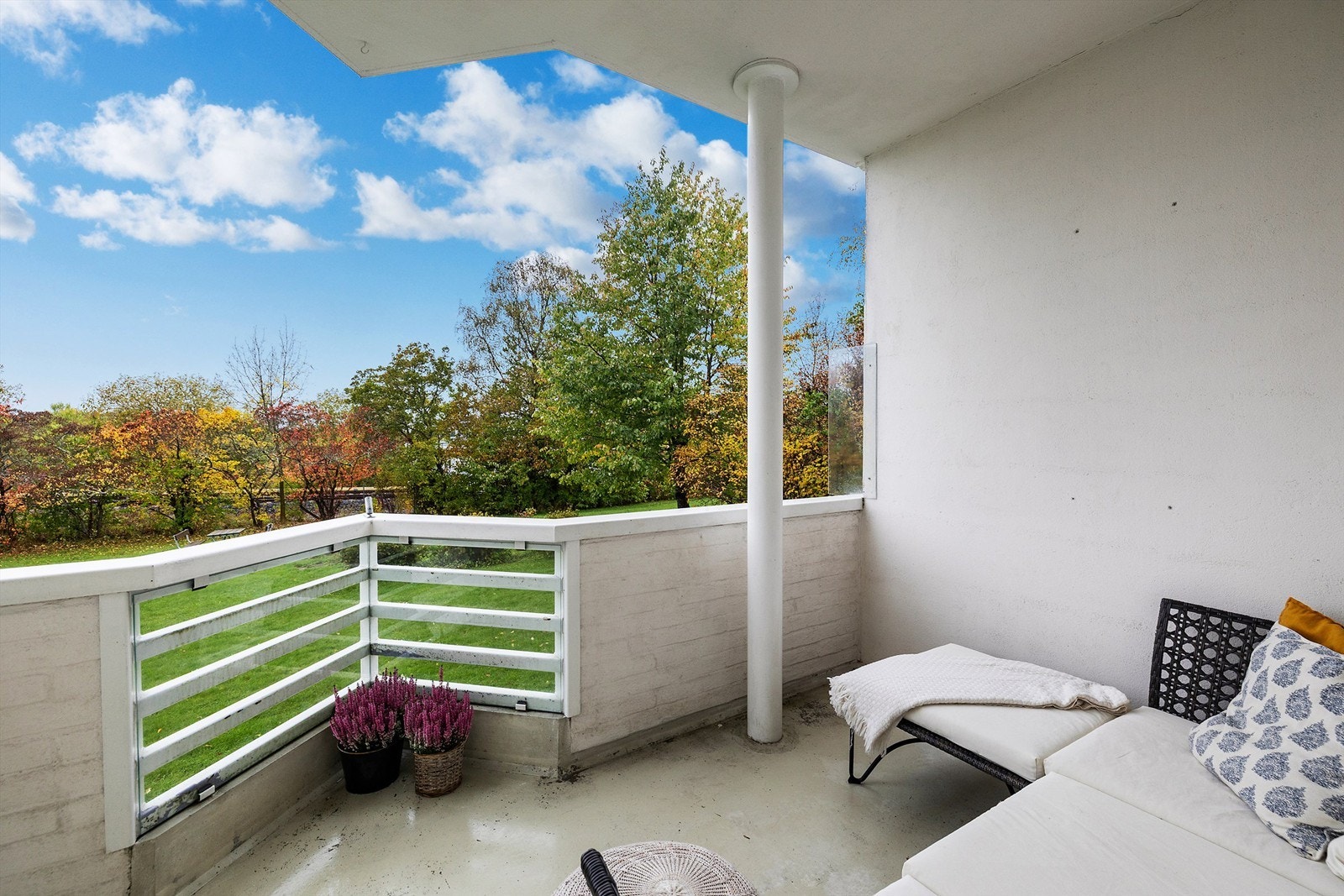 Leiligheten ligger usjenert og har utsikt mot grønne og frodige omgivelser. Galleribilde